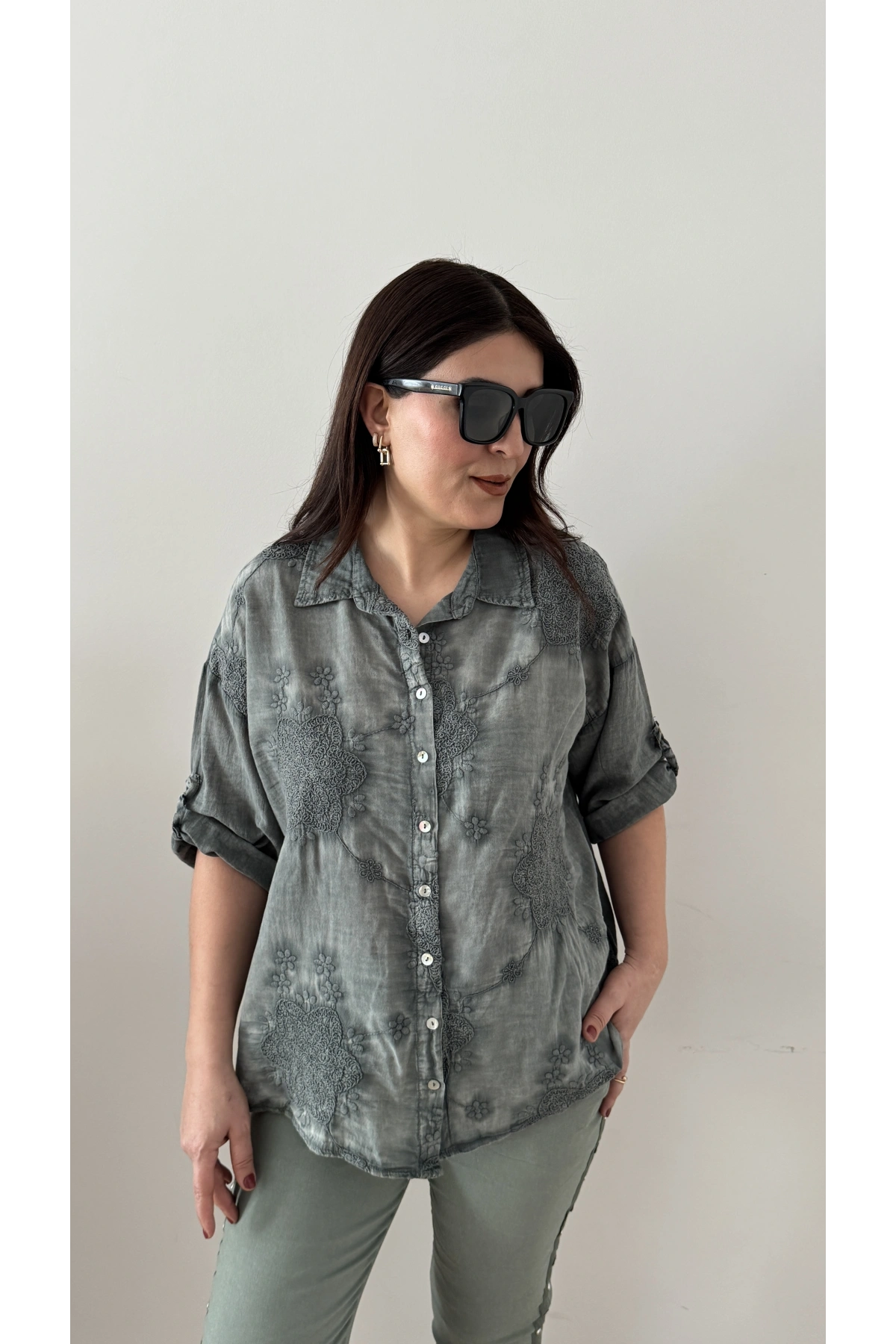 Nakış İşlemeli Yakalı Haki Yeşil İthal Gömlek