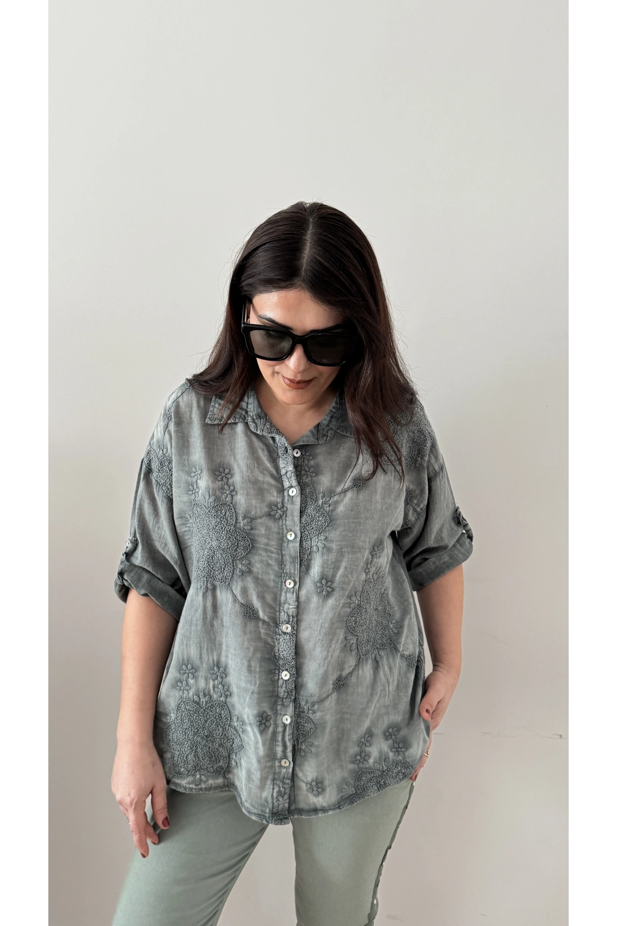 Nakış İşlemeli Yakalı Haki Yeşil İthal Gömlek