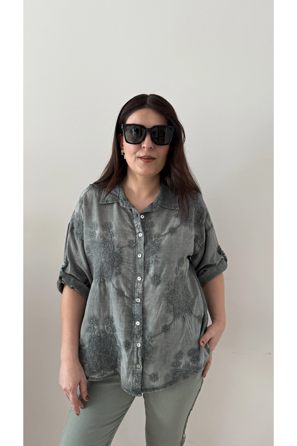 Nakış İşlemeli Yakalı Haki Yeşil İthal Gömlek