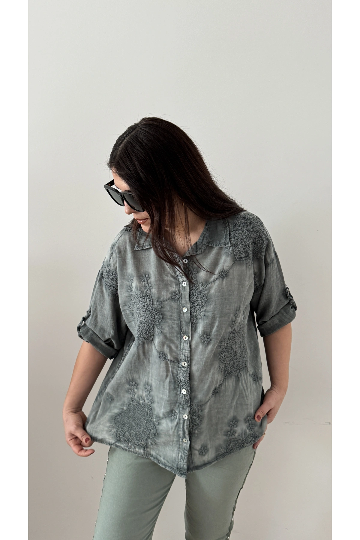 Nakış İşlemeli Yakalı Haki Yeşil İthal Gömlek