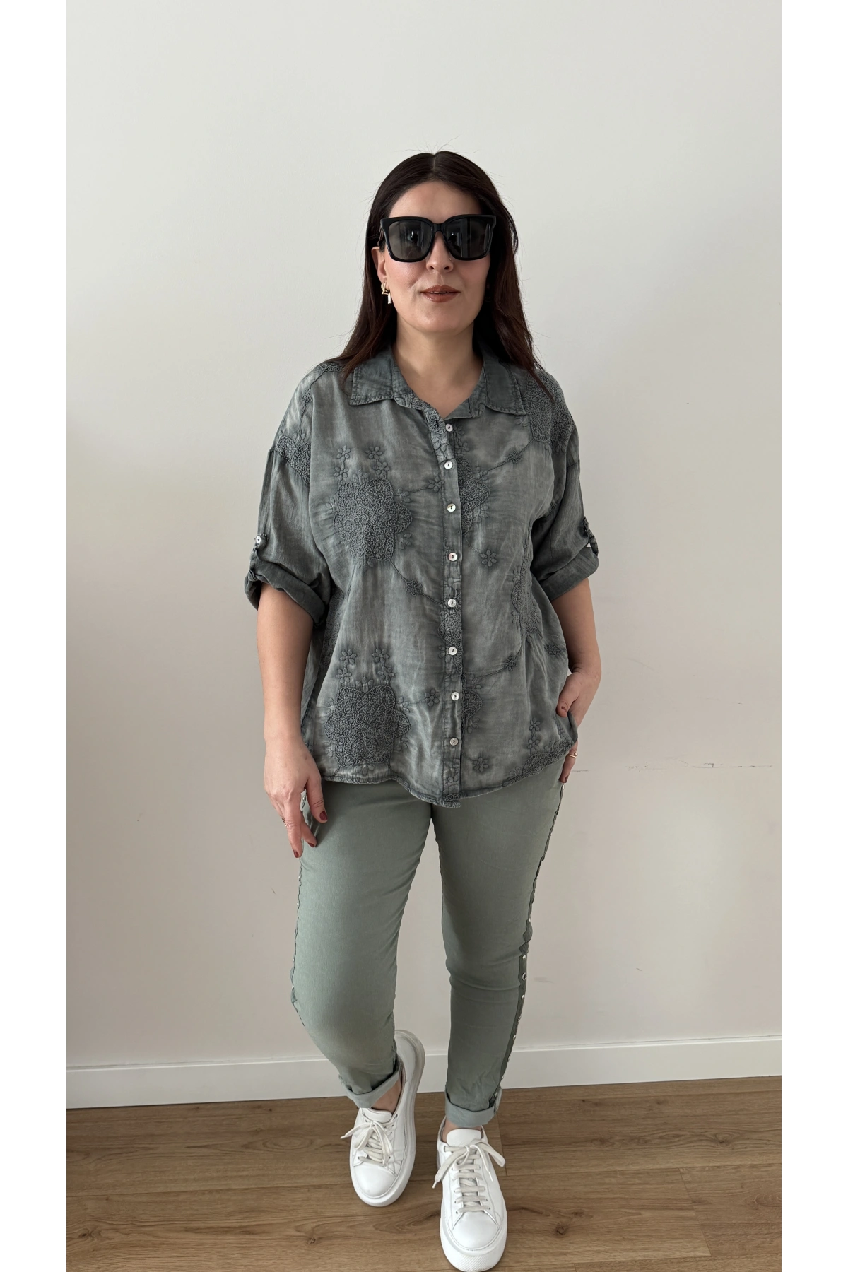 Nakış İşlemeli Yakalı Haki Yeşil İthal Gömlek