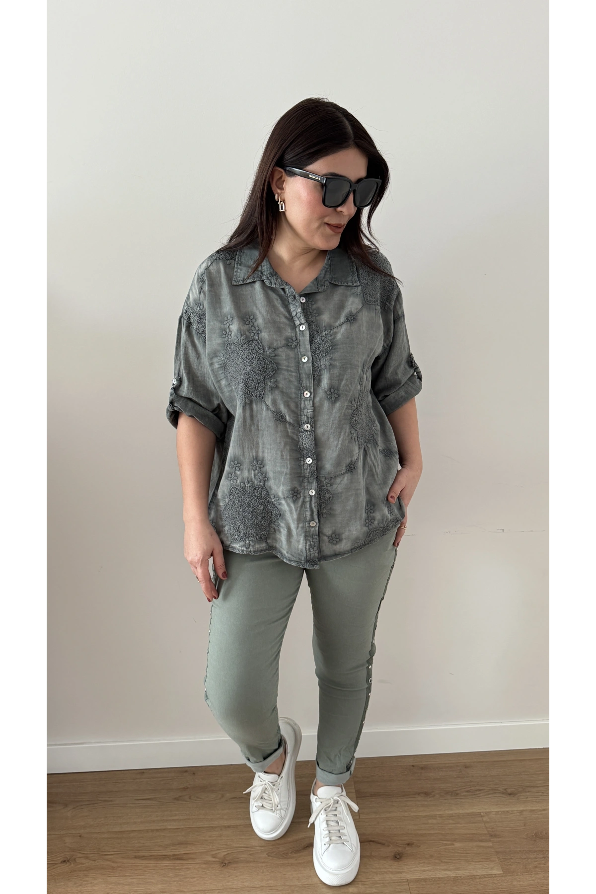 Nakış İşlemeli Yakalı Haki Yeşil İthal Gömlek