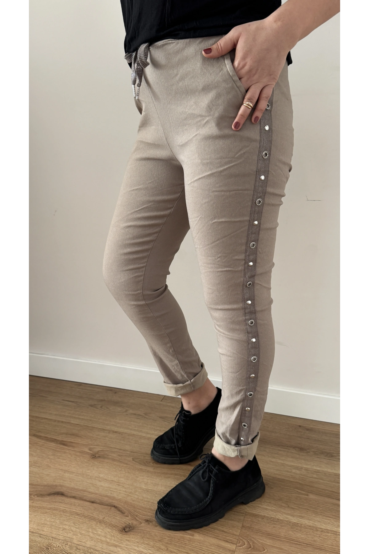 Yanı Zımba Detaylı Bej Rengi İthal Pantolon