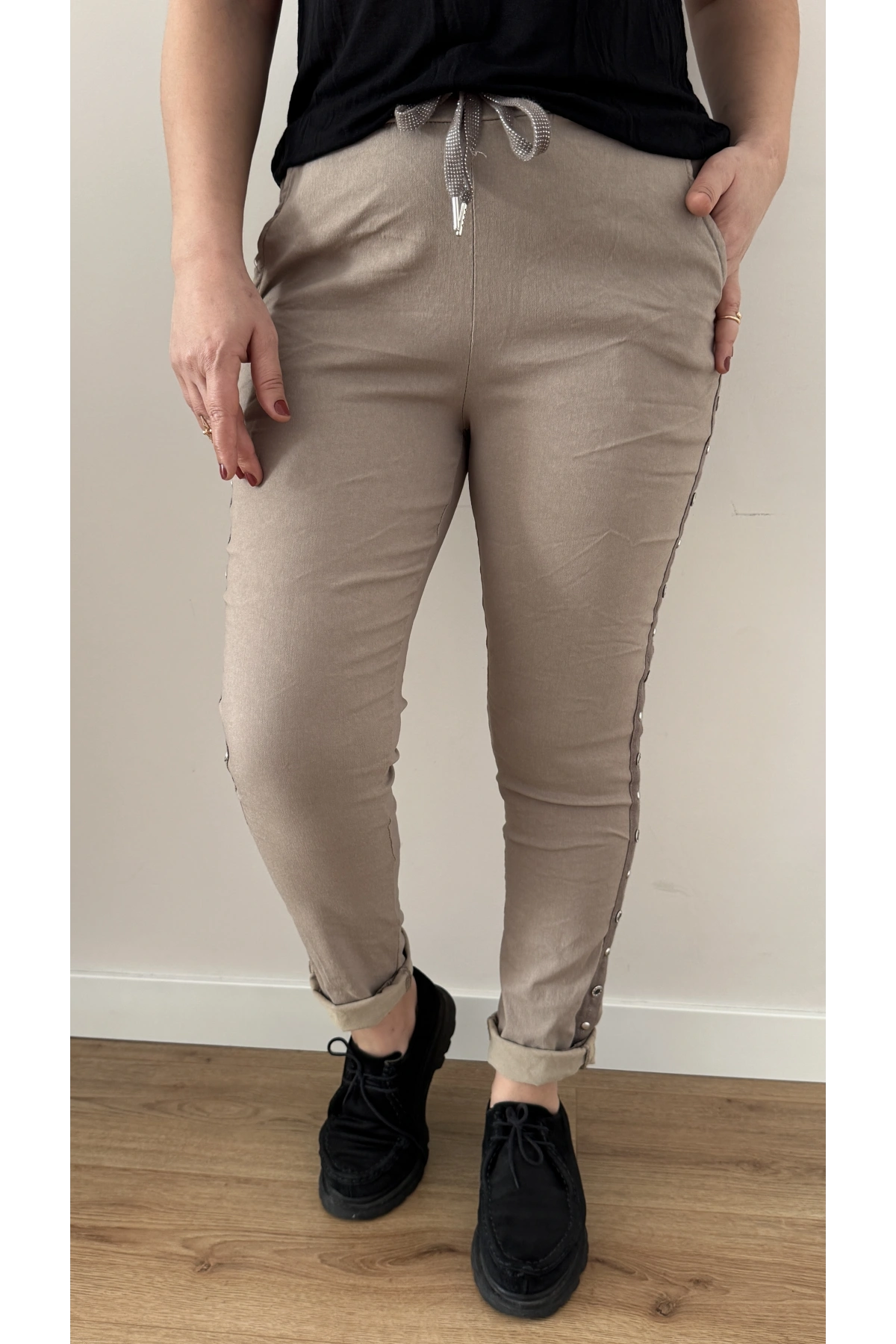 Yanı Zımba Detaylı Bej Rengi İthal Pantolon