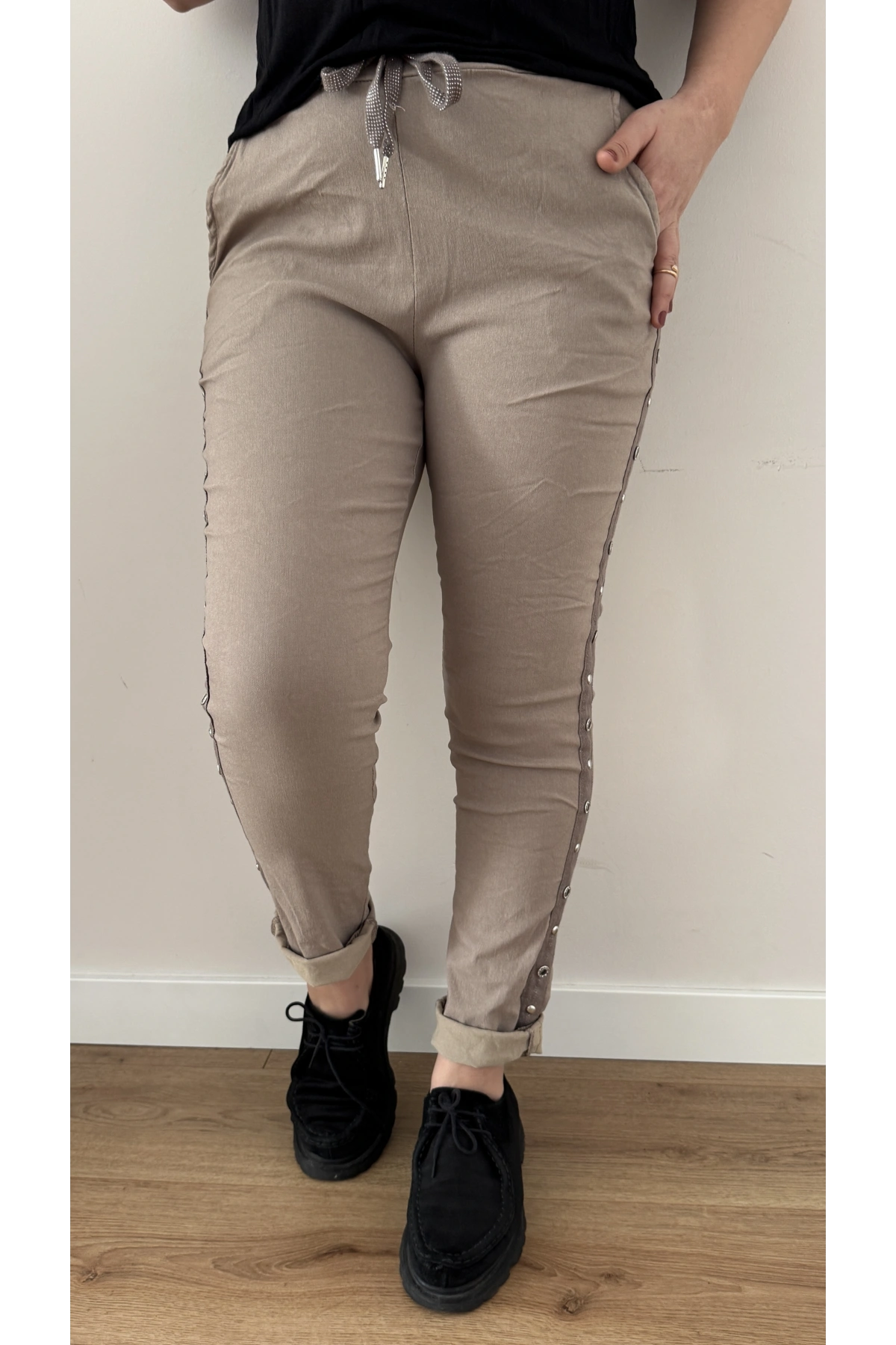 Yanı Zımba Detaylı Bej Rengi İthal Pantolon