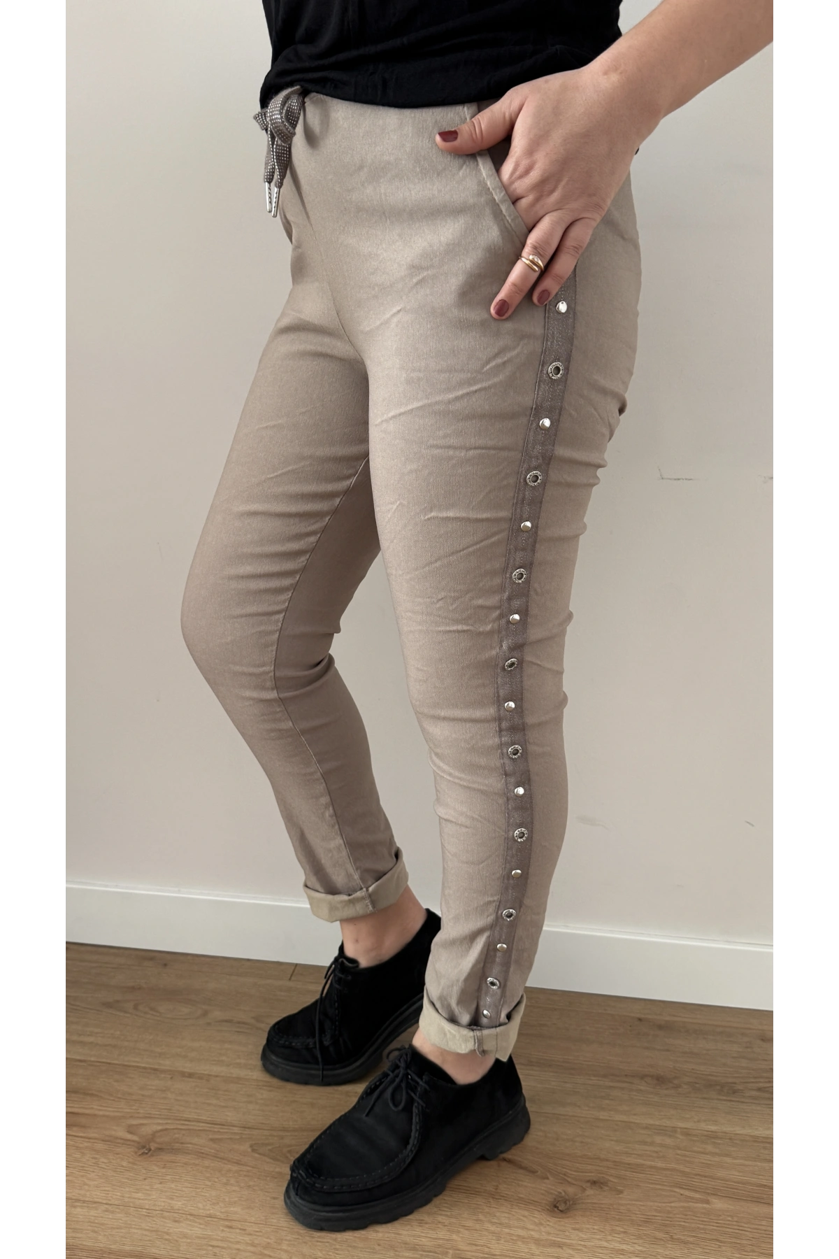 Yanı Zımba Detaylı Bej Rengi İthal Pantolon