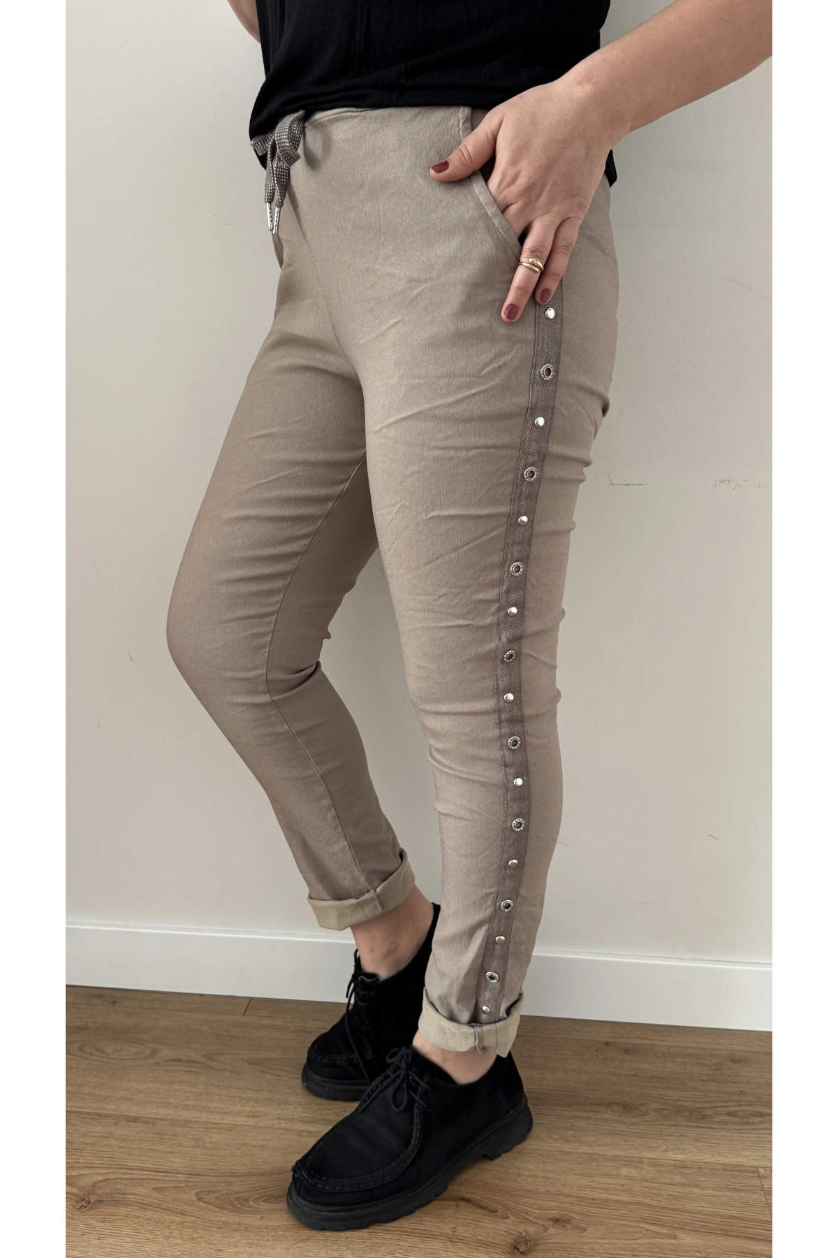 Yanı Zımba Detaylı Bej Rengi İthal Pantolon