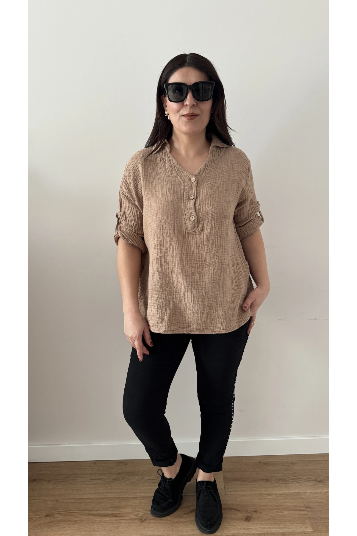 Yakalı Önü Düğmeli Vizon Rengi Müslin Bluz