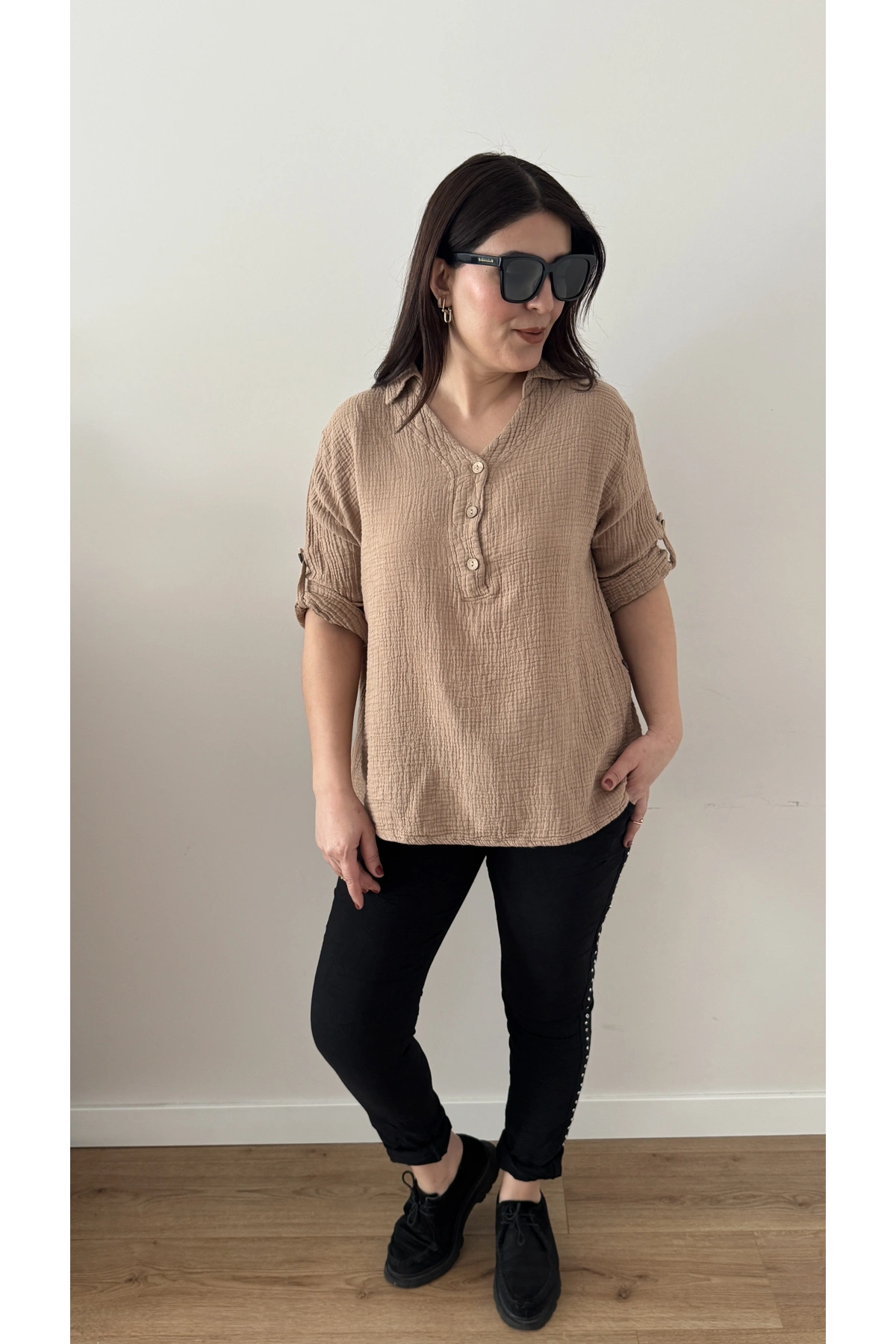 Yakalı Önü Düğmeli Vizon Rengi Müslin Bluz