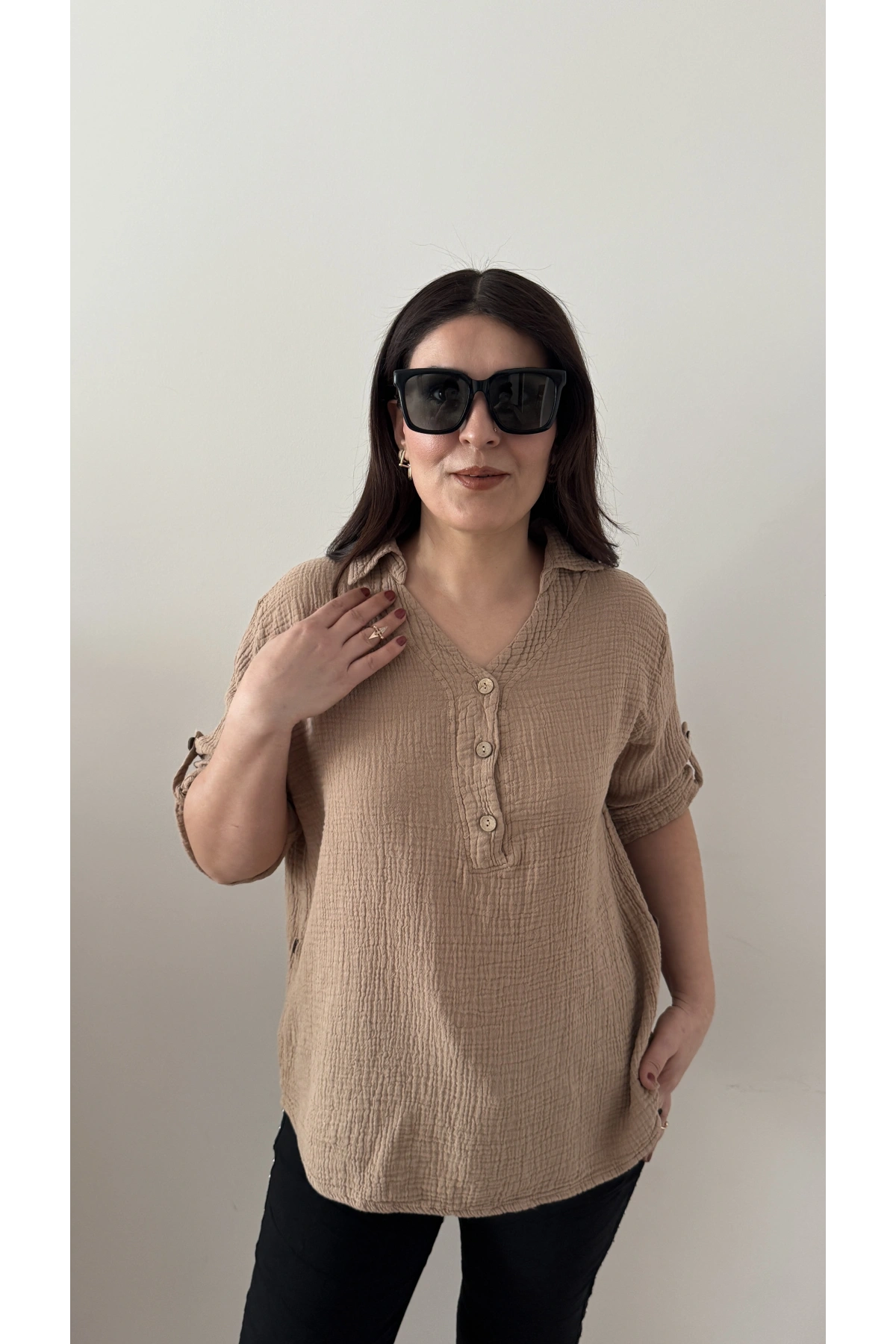 Yakalı Önü Düğmeli Vizon Rengi Müslin Bluz