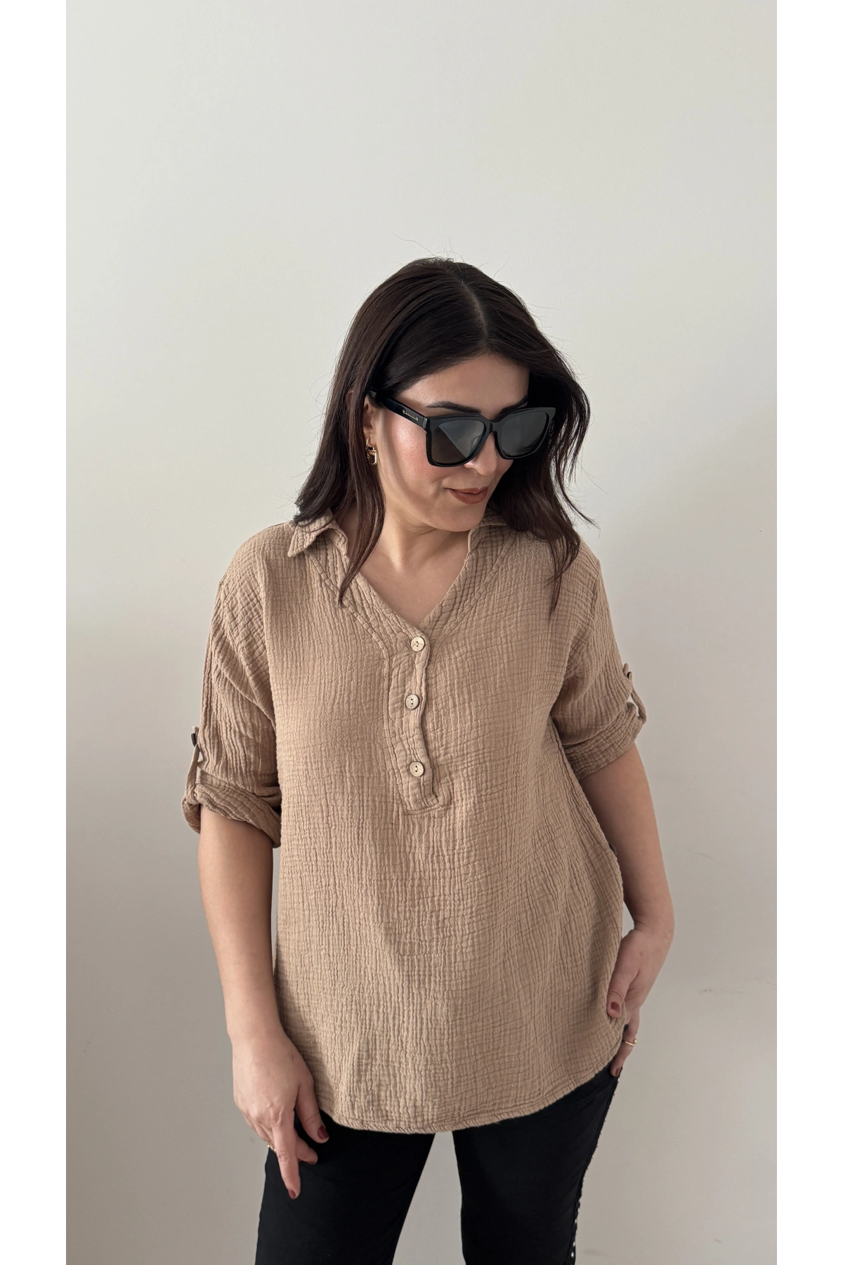 Yakalı Önü Düğmeli Vizon Rengi Müslin Bluz