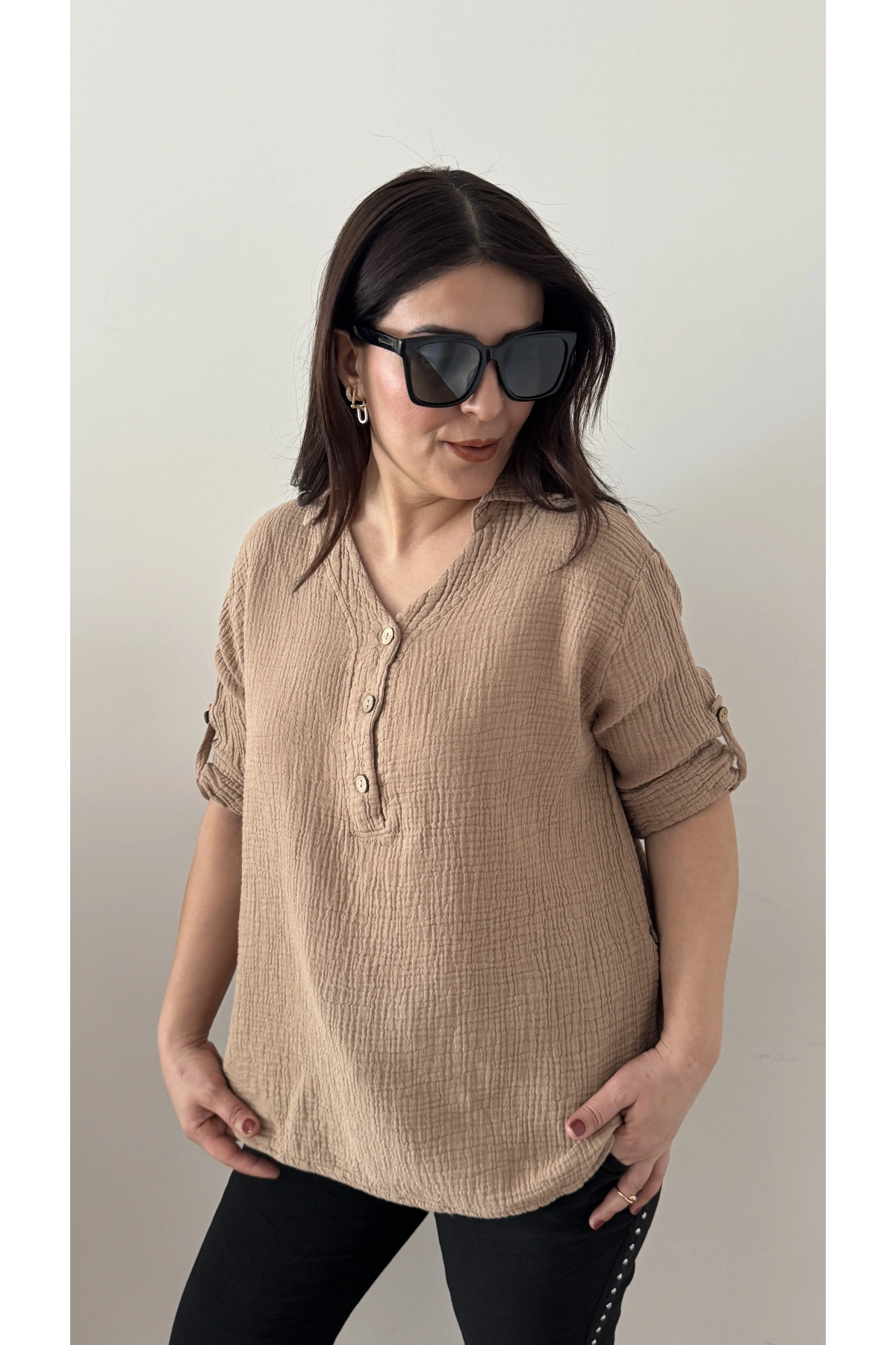 Yakalı Önü Düğmeli Vizon Rengi Müslin Bluz