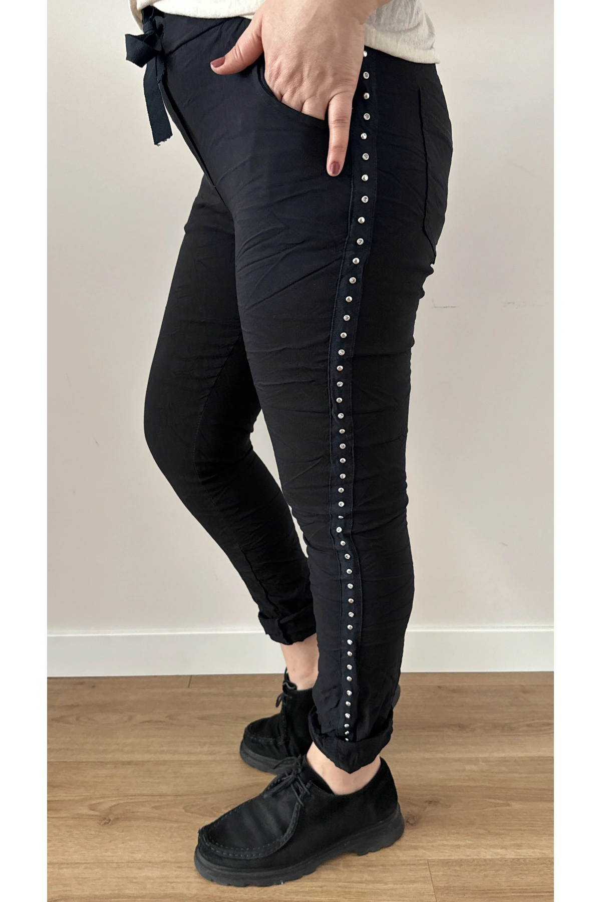 Yan Şeritli Taş Zımbalı Siyah İthal Pantolon