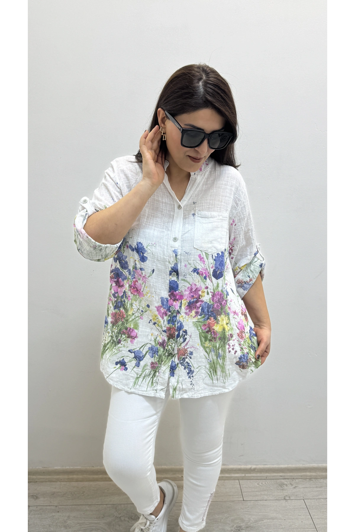 Çiçek Desenli Beyaz İthal Gömlek