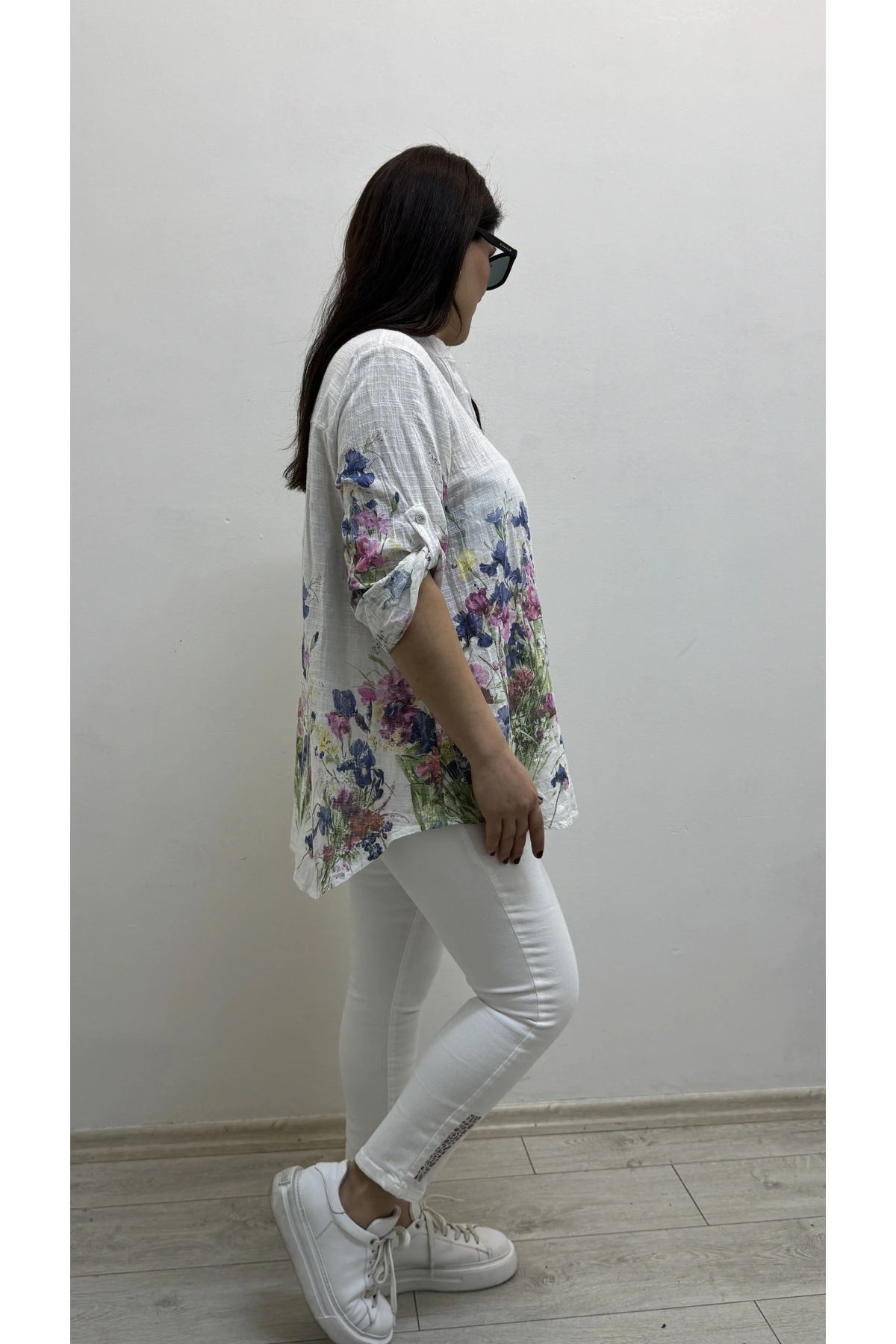 Çiçek Desenli Beyaz İthal Gömlek