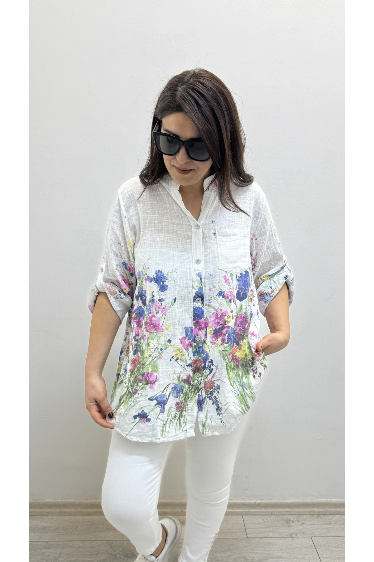 Çiçek Desenli Beyaz İthal Gömlek
