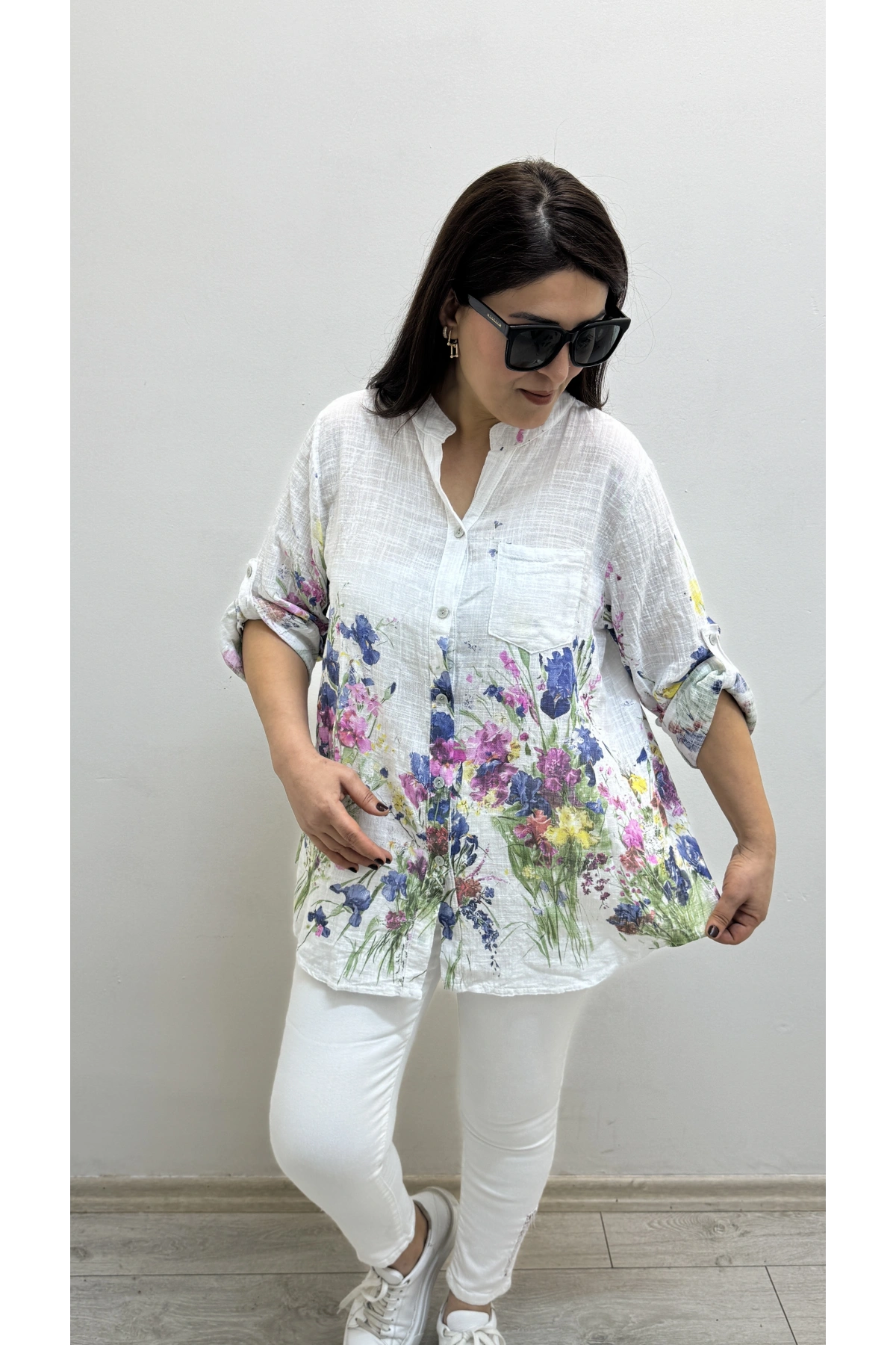 Çiçek Desenli Beyaz İthal Gömlek
