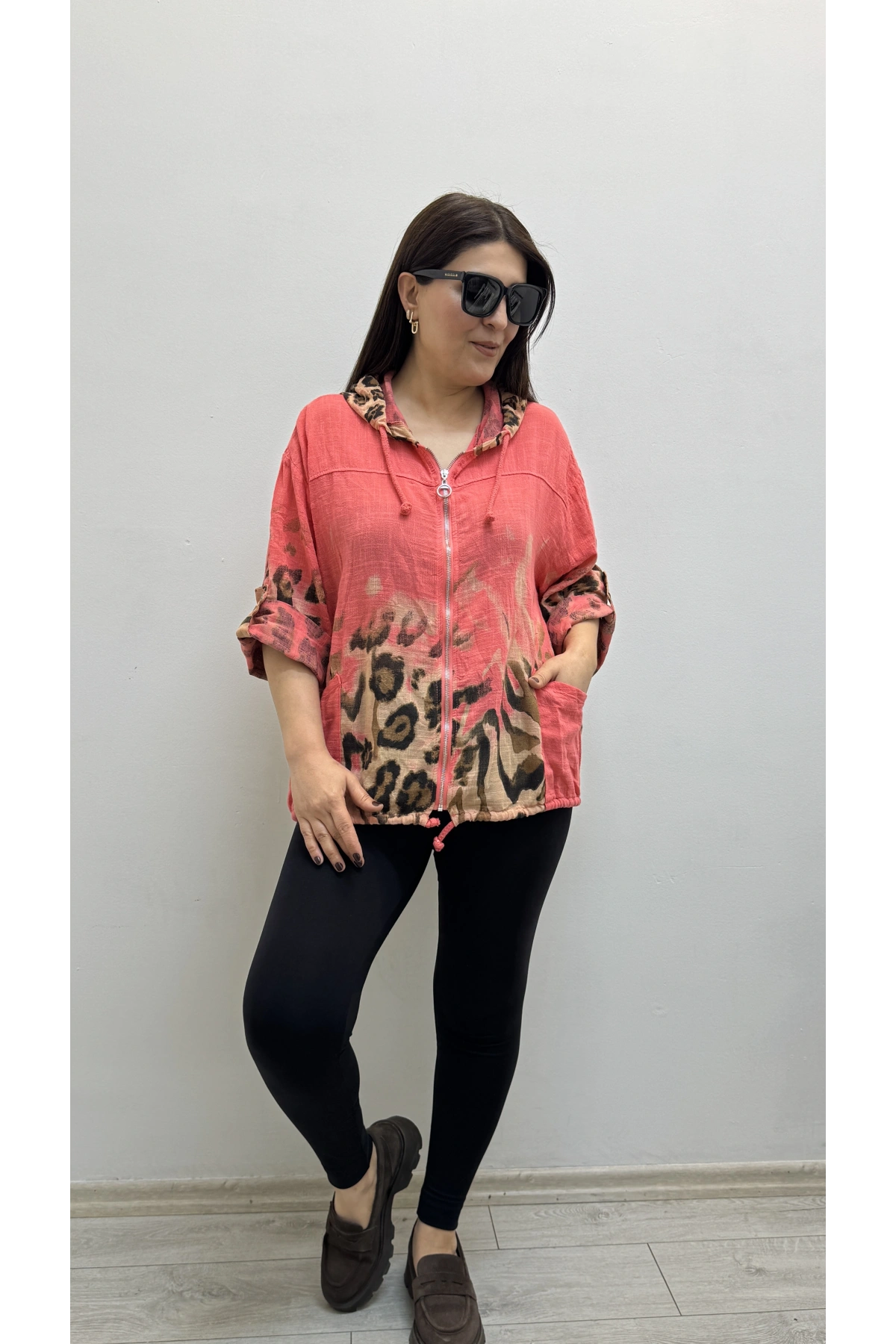 Leopar Desenli Nar Çiçeği Fermuarlı İthal Gömlek