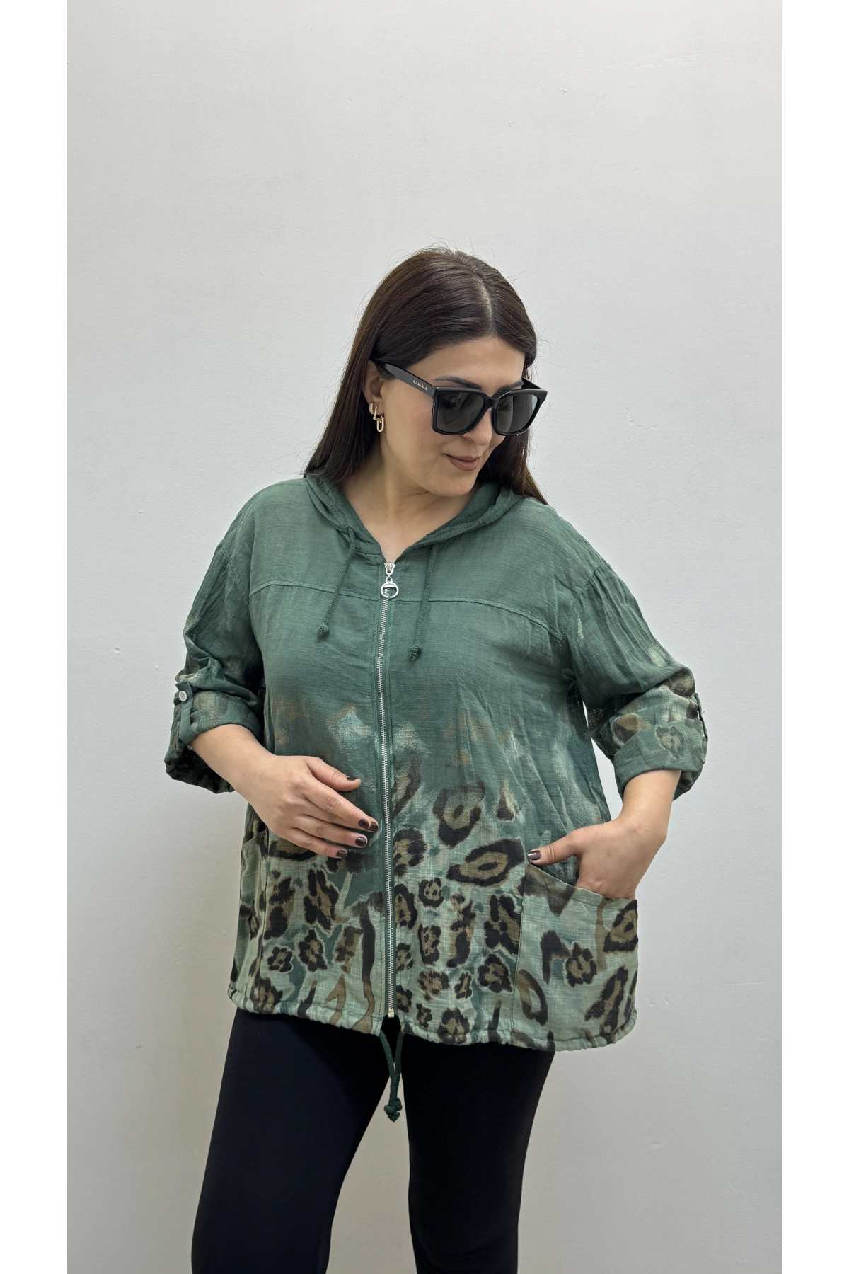 Leopar Desenli Haki Yeşil Fermuarlı İthal Gömlek