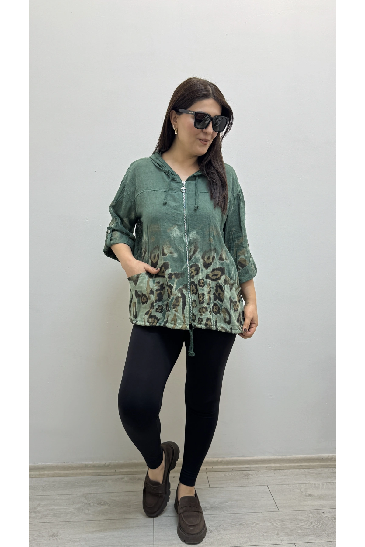 Leopar Desenli Haki Yeşil Fermuarlı İthal Gömlek