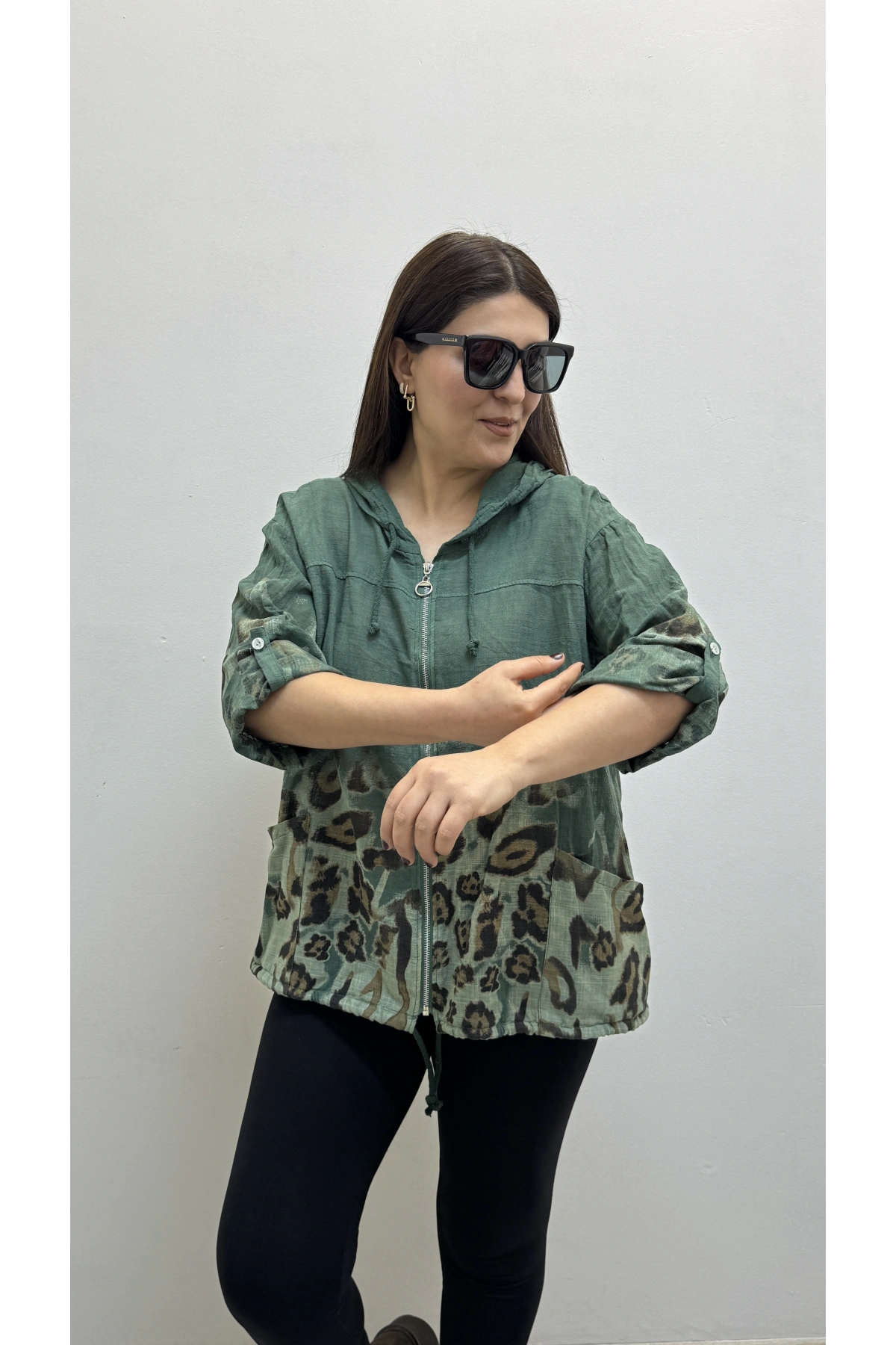 Leopar Desenli Haki Yeşil Fermuarlı İthal Gömlek