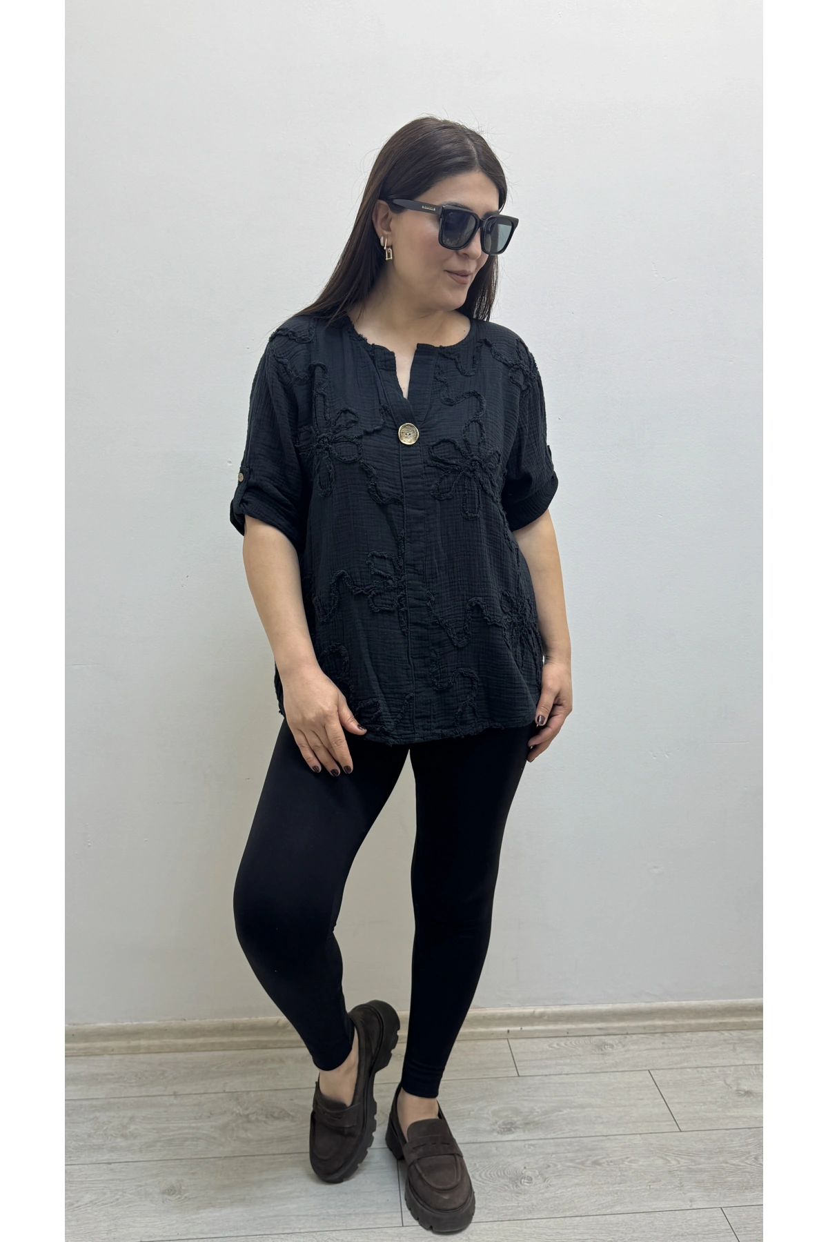 Kabartma Desenli Siyah Müslin Bluz