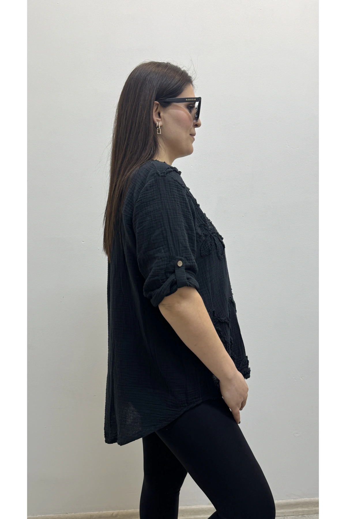 Kabartma Desenli Siyah Müslin Bluz