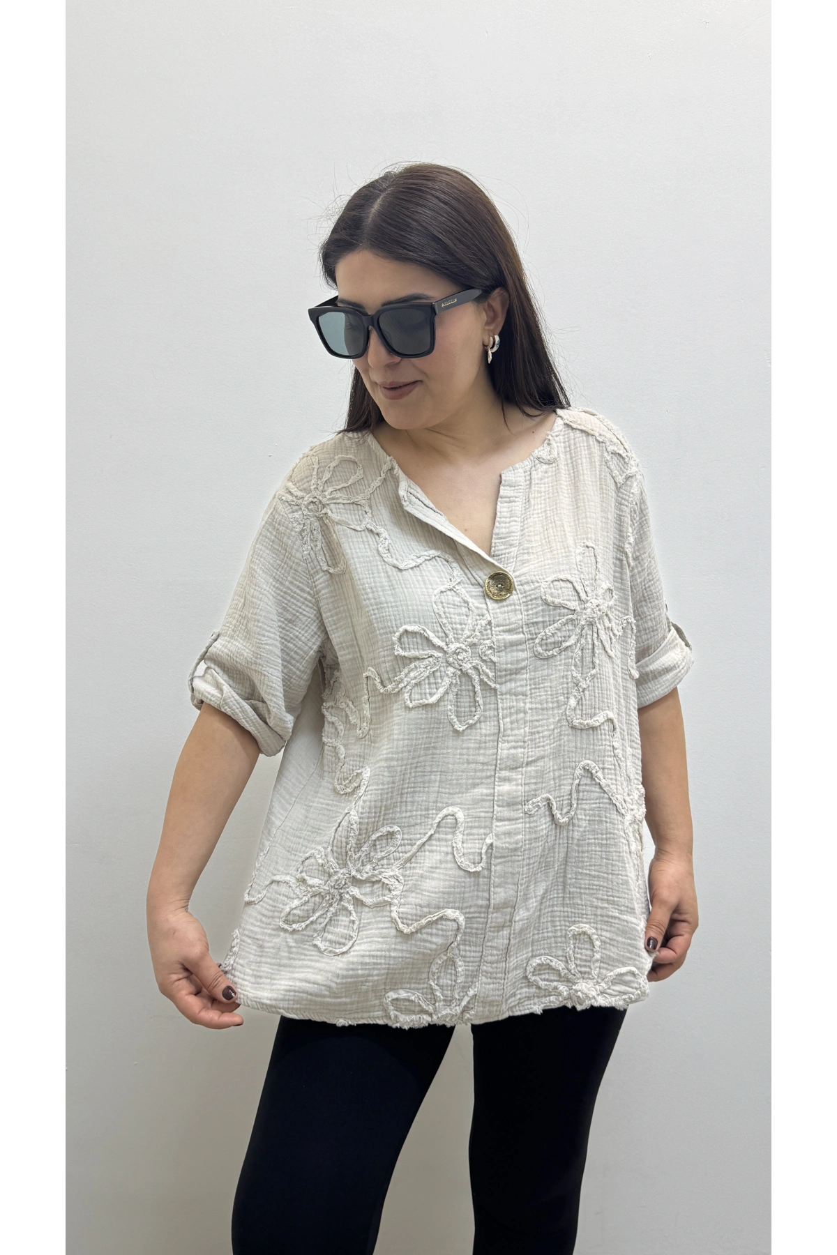 Kabartma Desenli Bej Rengi Müslin Bluz