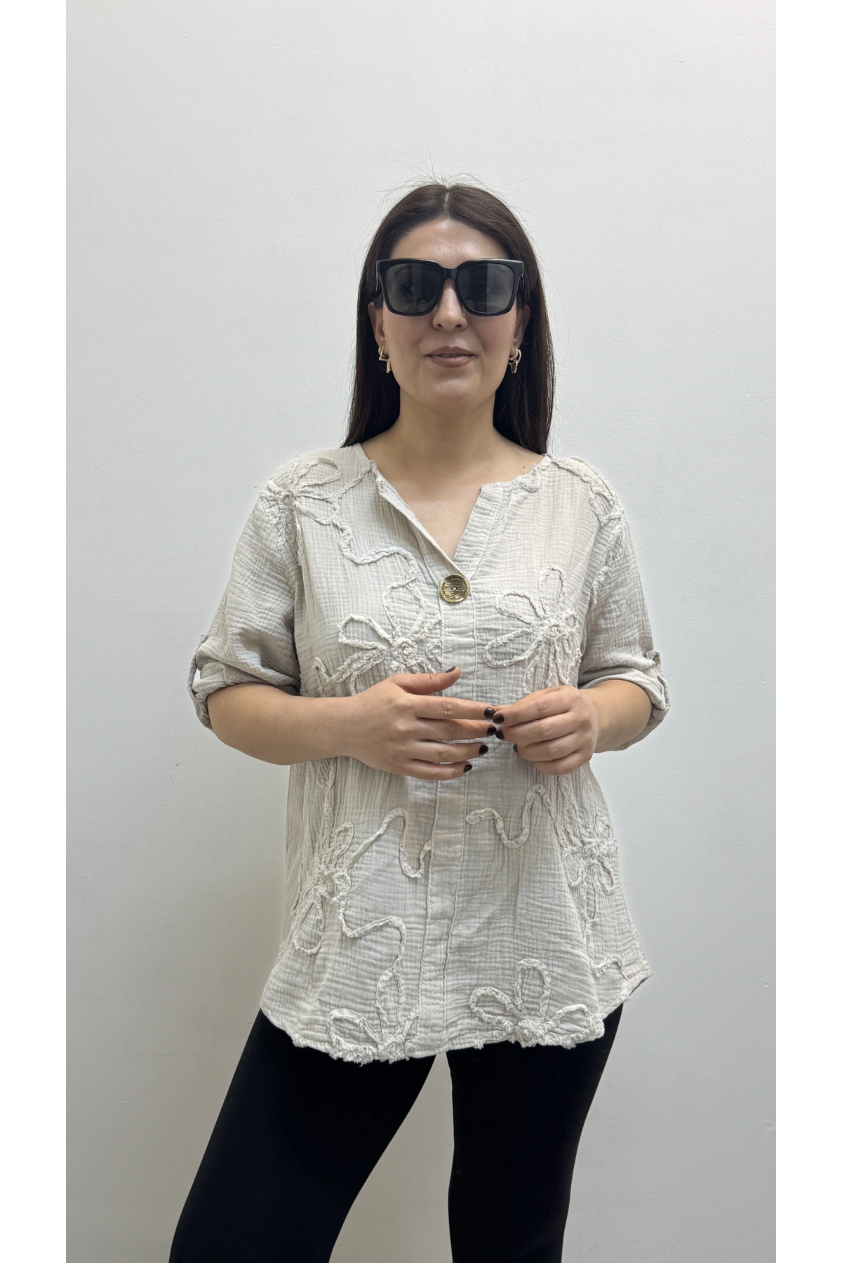 Kabartma Desenli Bej Rengi Müslin Bluz