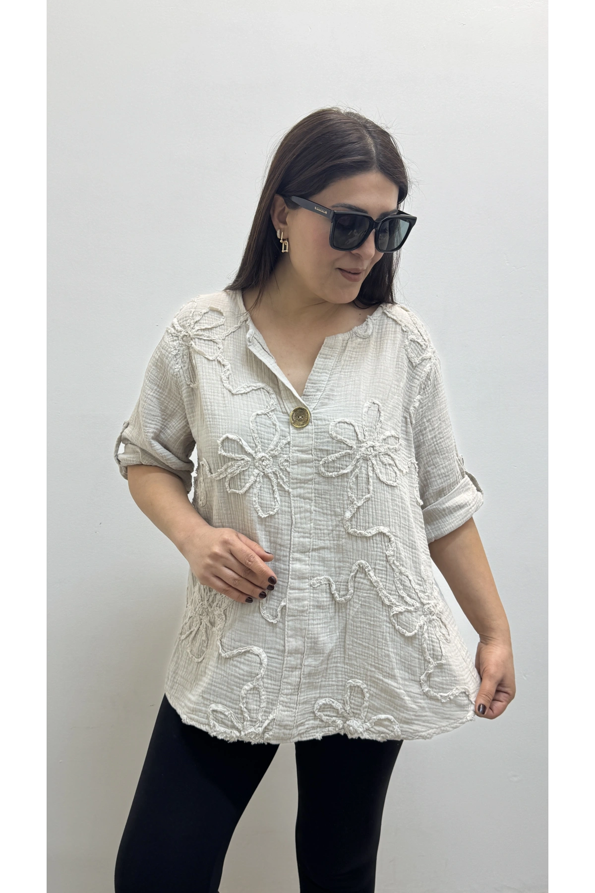 Kabartma Desenli Bej Rengi Müslin Bluz