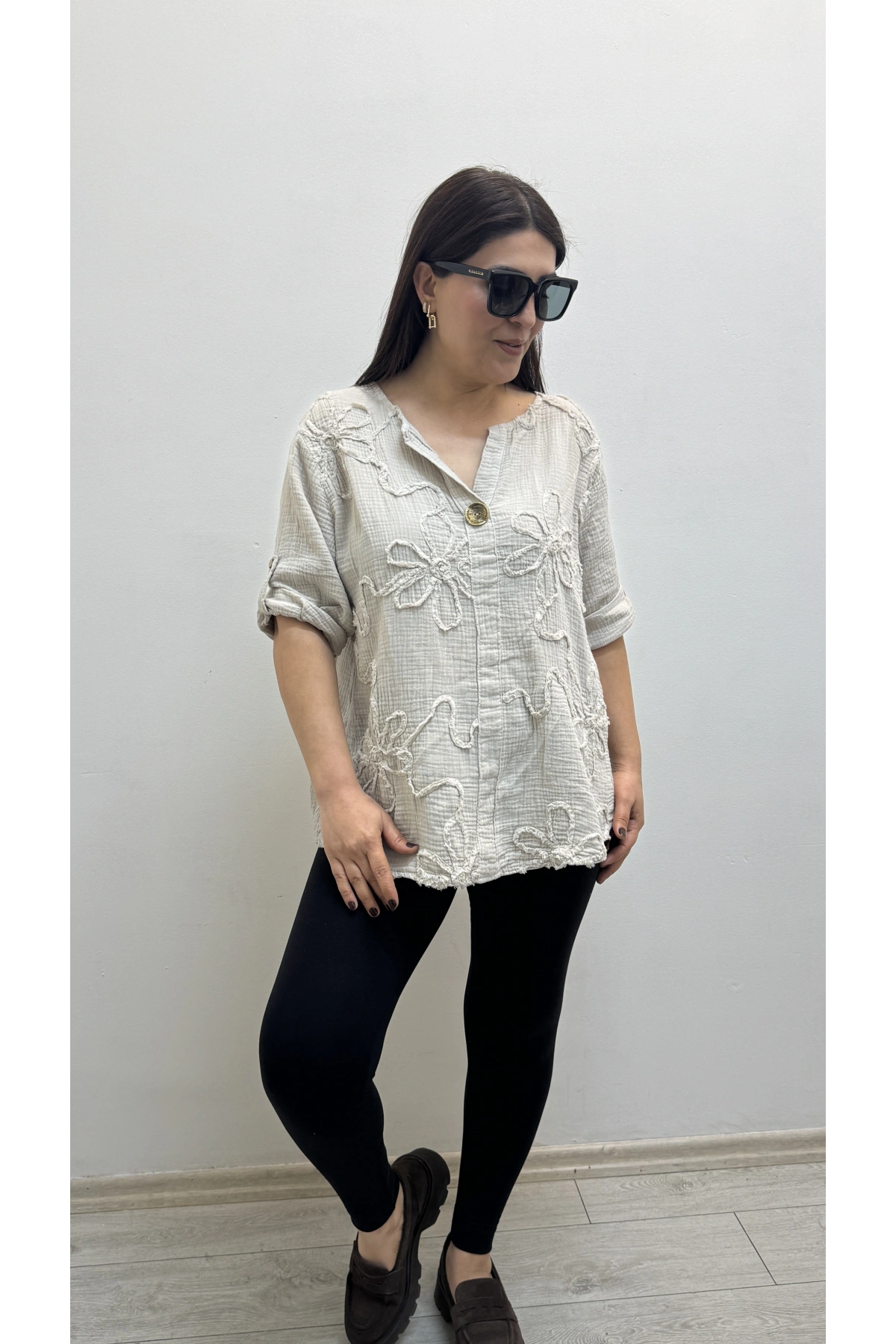 Kabartma Desenli Bej Rengi Müslin Bluz