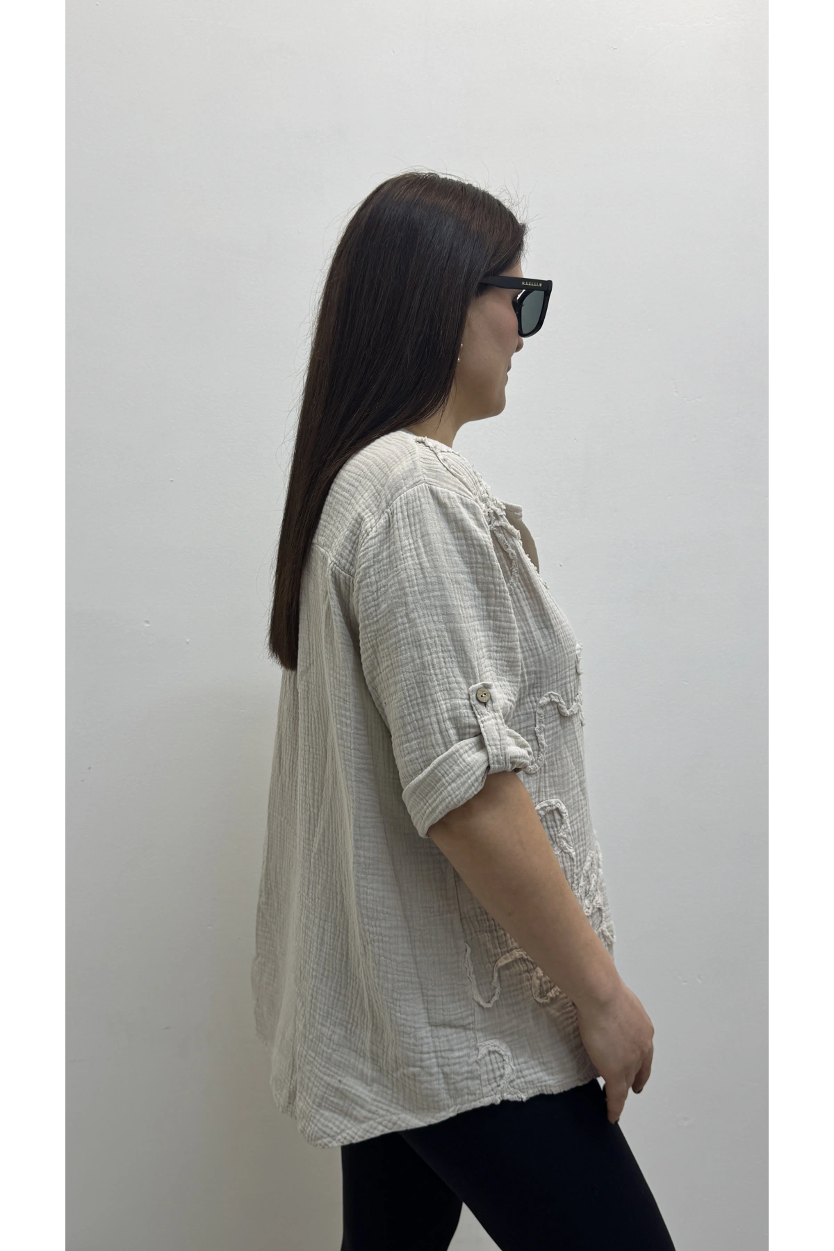 Kabartma Desenli Bej Rengi Müslin Bluz