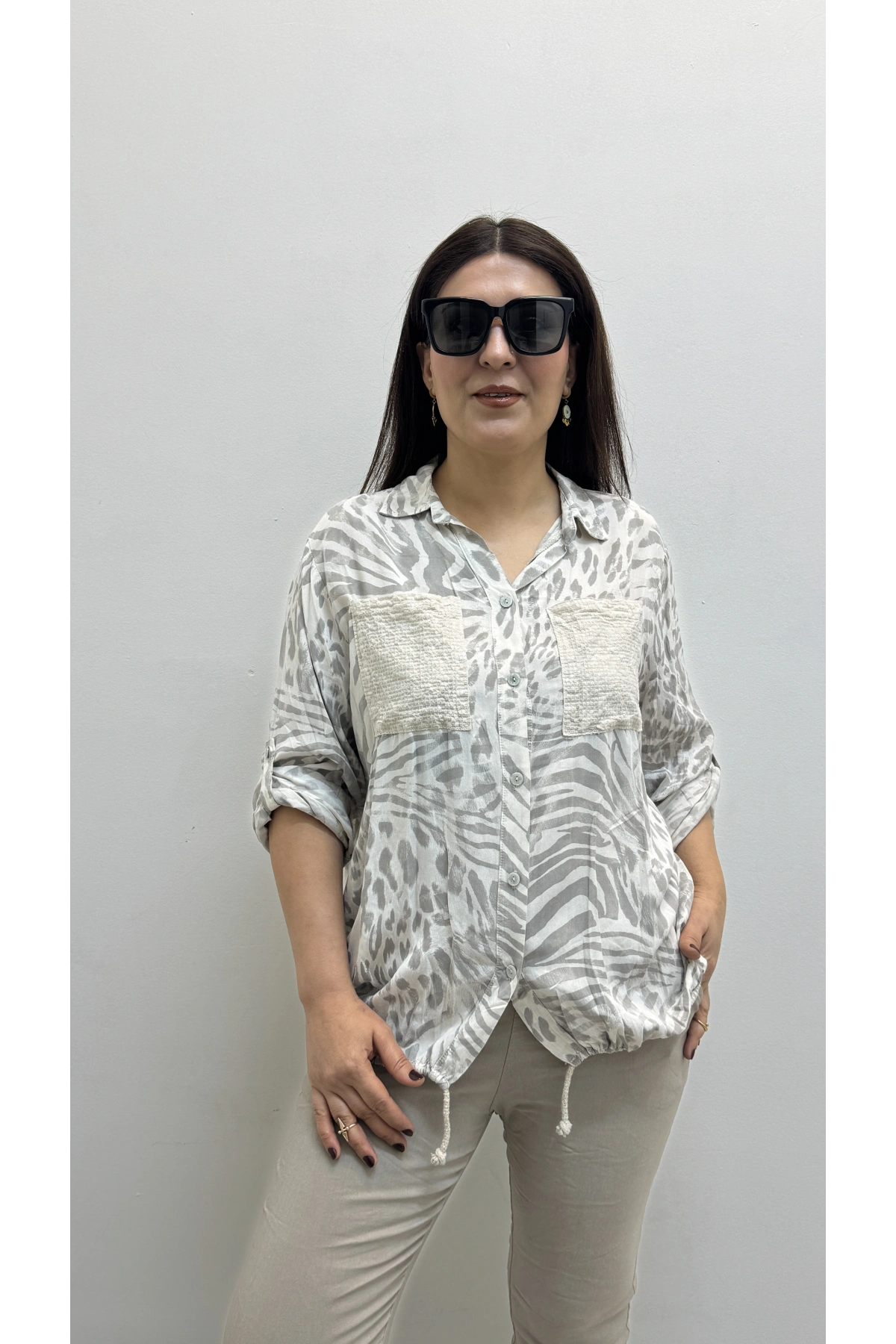 Etek Ucu Bağlamalı Payetli Leopar Desenli Bej Rengi İthal Gömlek