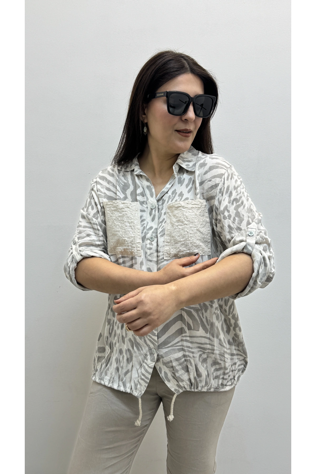 Etek Ucu Bağlamalı Payetli Leopar Desenli Bej Rengi İthal Gömlek