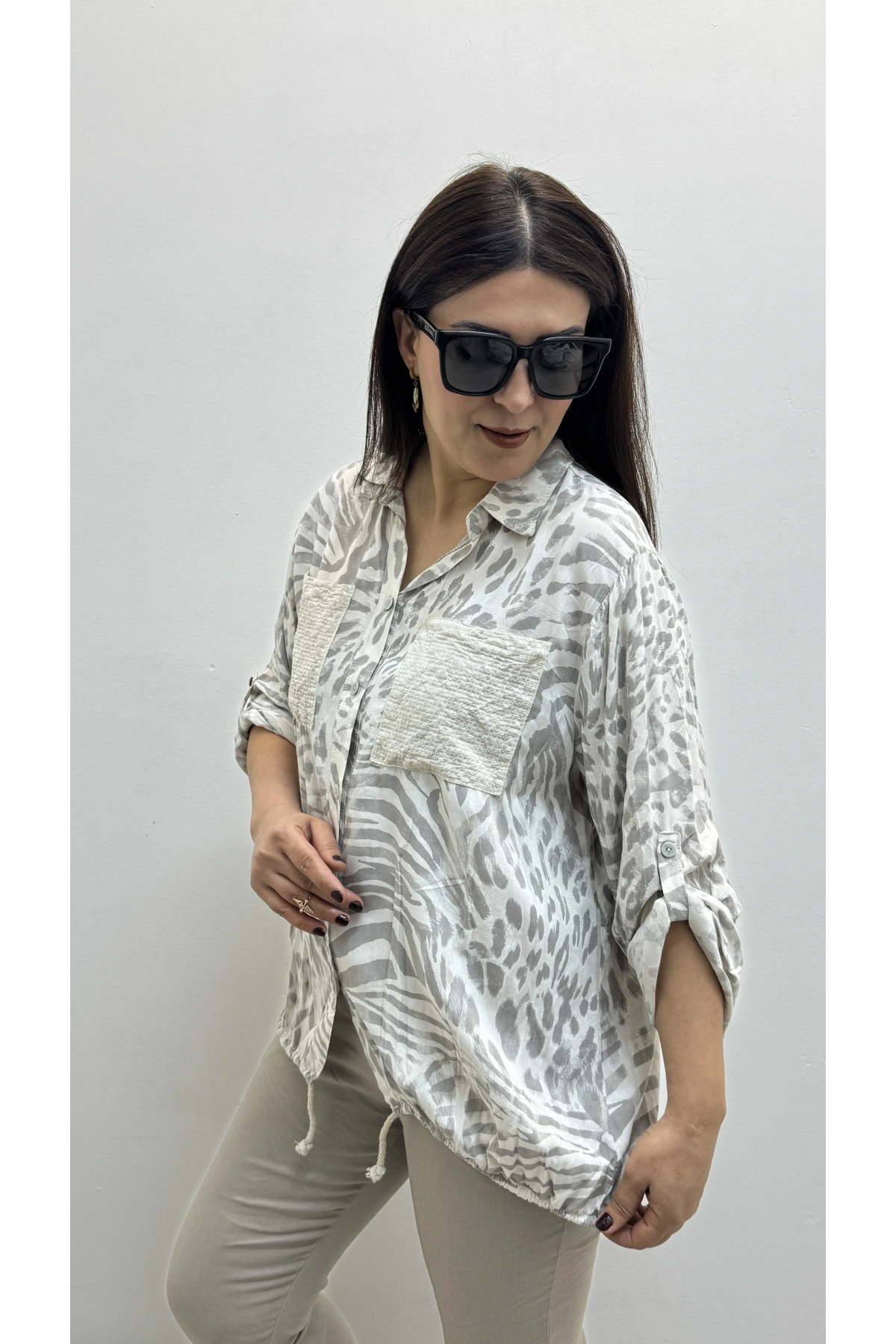 Etek Ucu Bağlamalı Payetli Leopar Desenli Bej Rengi İthal Gömlek