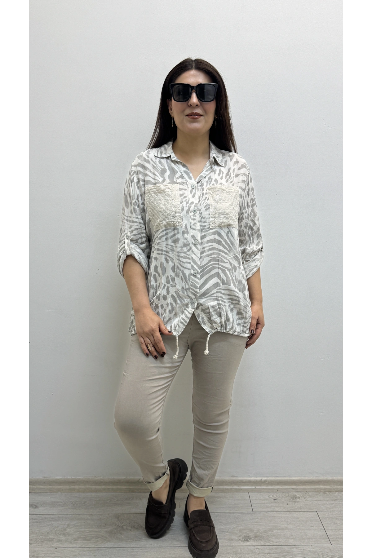 Etek Ucu Bağlamalı Payetli Leopar Desenli Bej Rengi İthal Gömlek