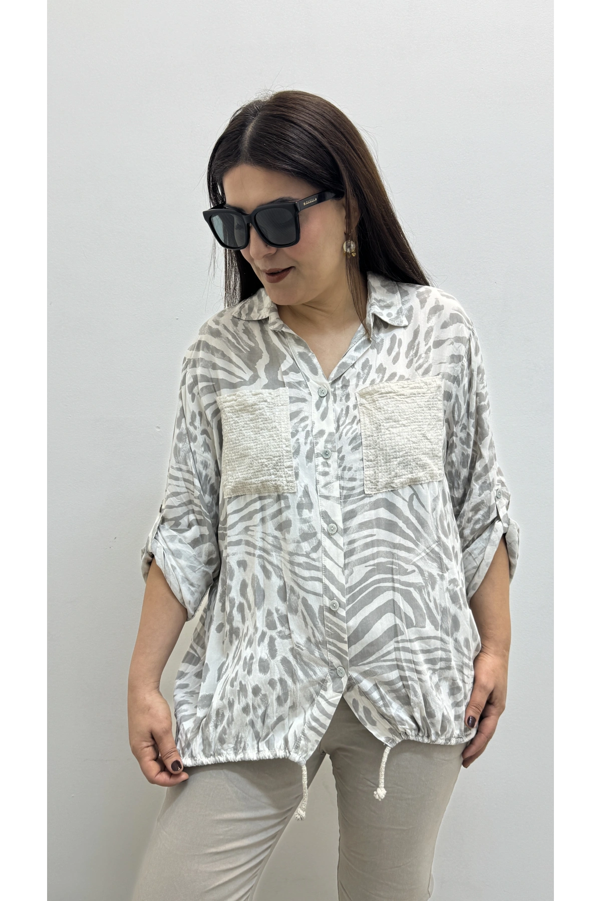 Etek Ucu Bağlamalı Payetli Leopar Desenli Bej Rengi İthal Gömlek