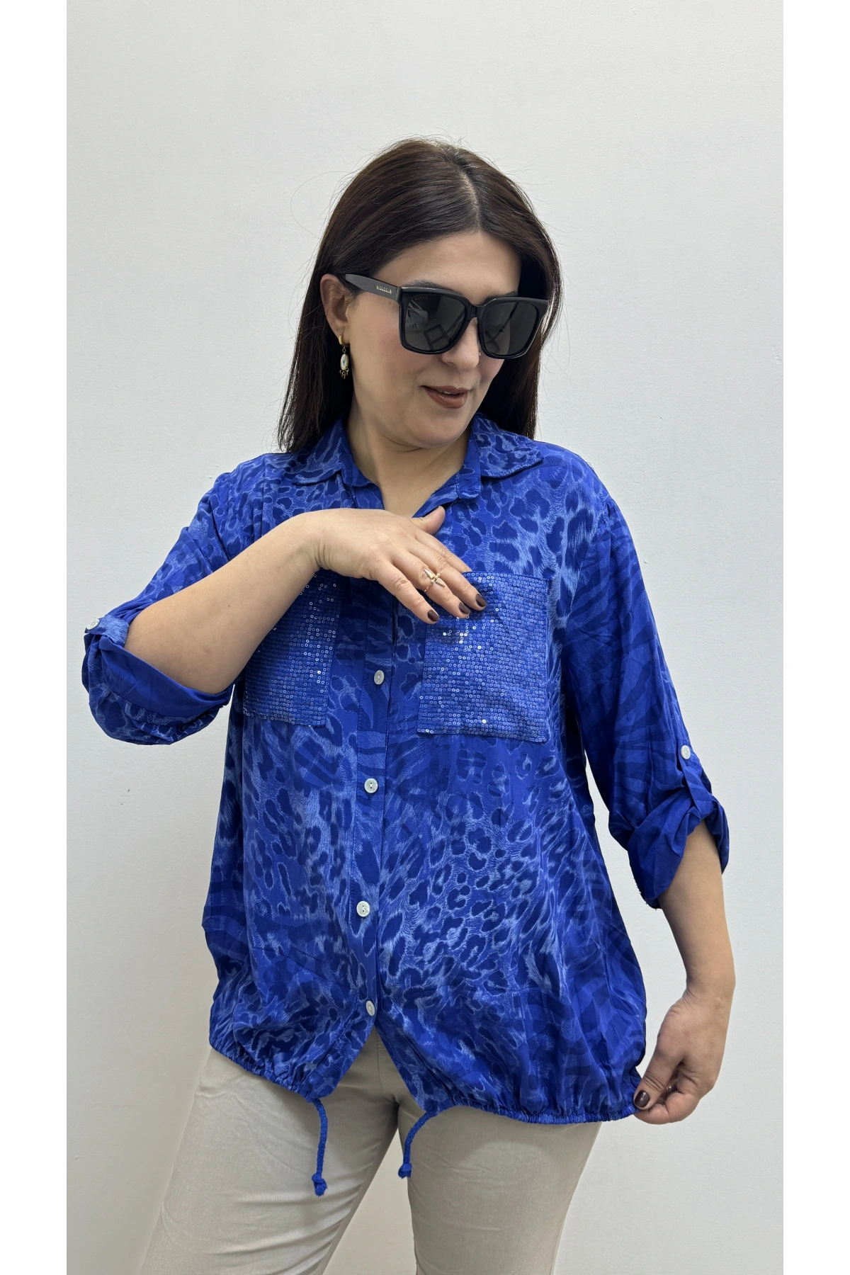 Etek Ucu Bağlamalı Payetli Leopar Desenli Mavi İthal Gömlek