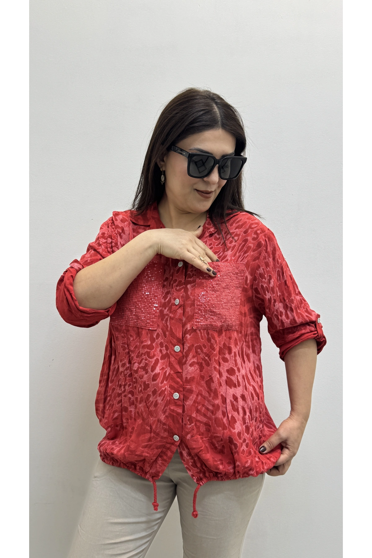 Etek Ucu Bağlamalı Payetli Leopar Desenli Kırmızı İthal Gömlek