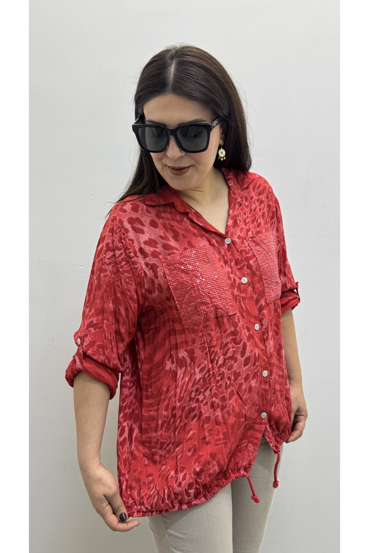 Etek Ucu Bağlamalı Payetli Leopar Desenli Kırmızı İthal Gömlek