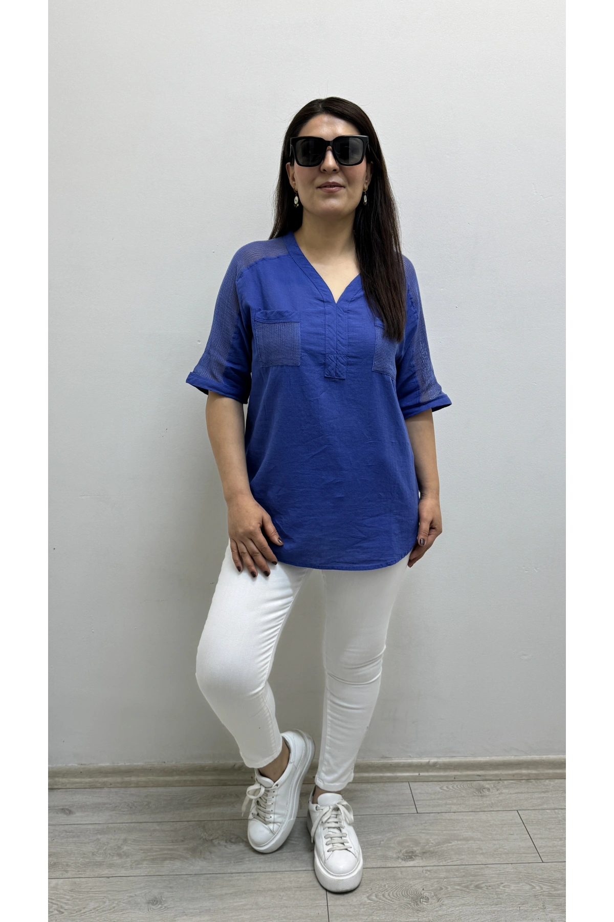 Omuz File Detaylı V Yakalı Mavi Pamuklu Bluz
