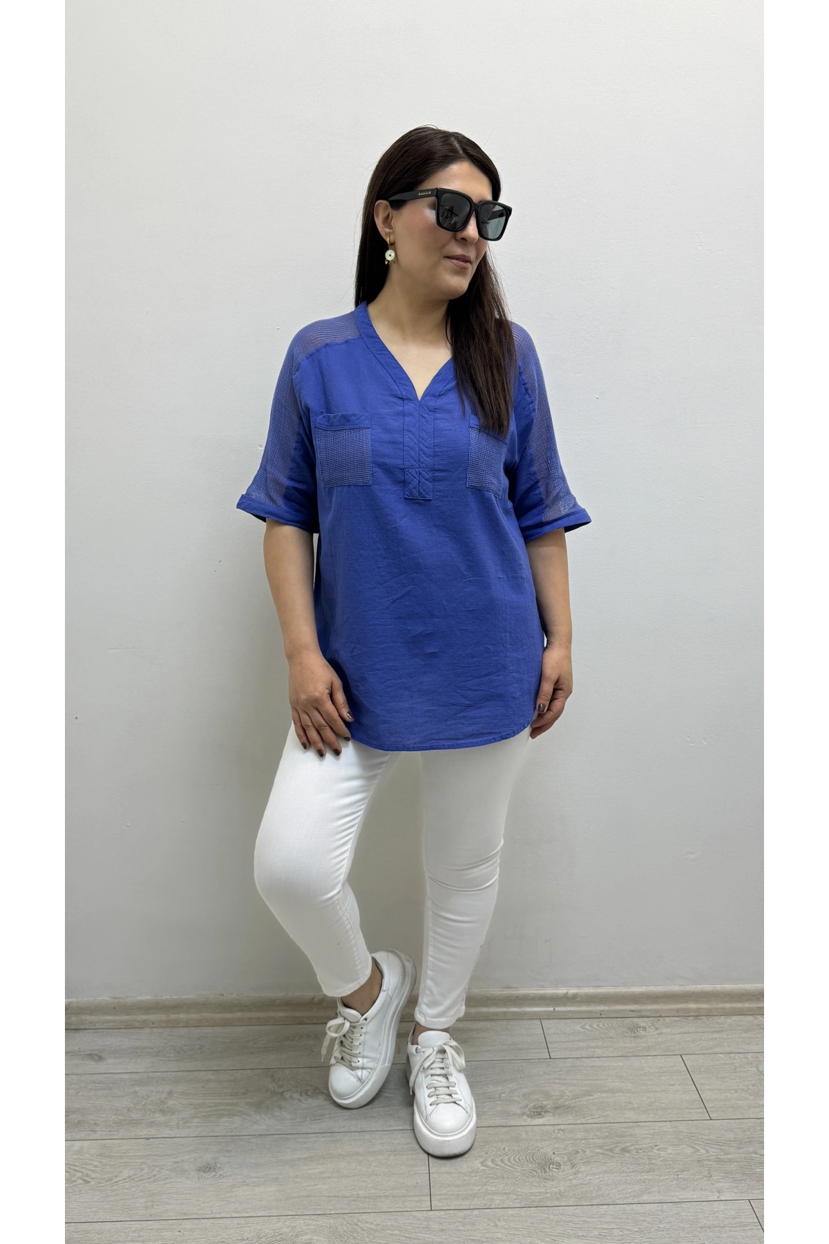 Omuz File Detaylı V Yakalı Mavi Pamuklu Bluz