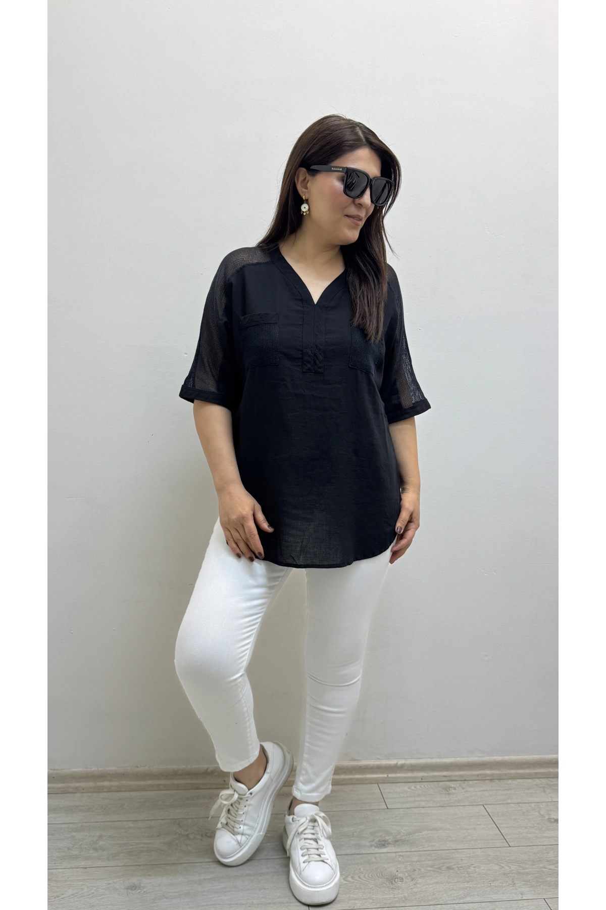 Omuz File Detaylı V Yaka Siyah Pamuklu Bluz