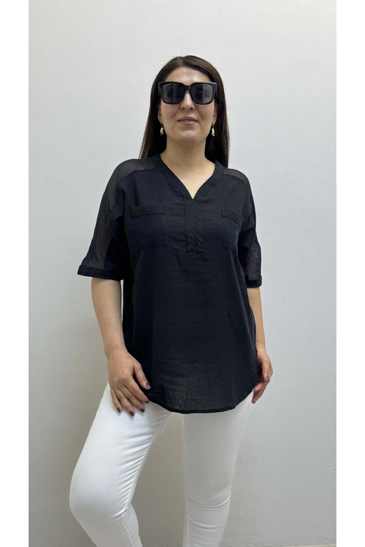 Omuz File Detaylı V Yaka Siyah Pamuklu Bluz