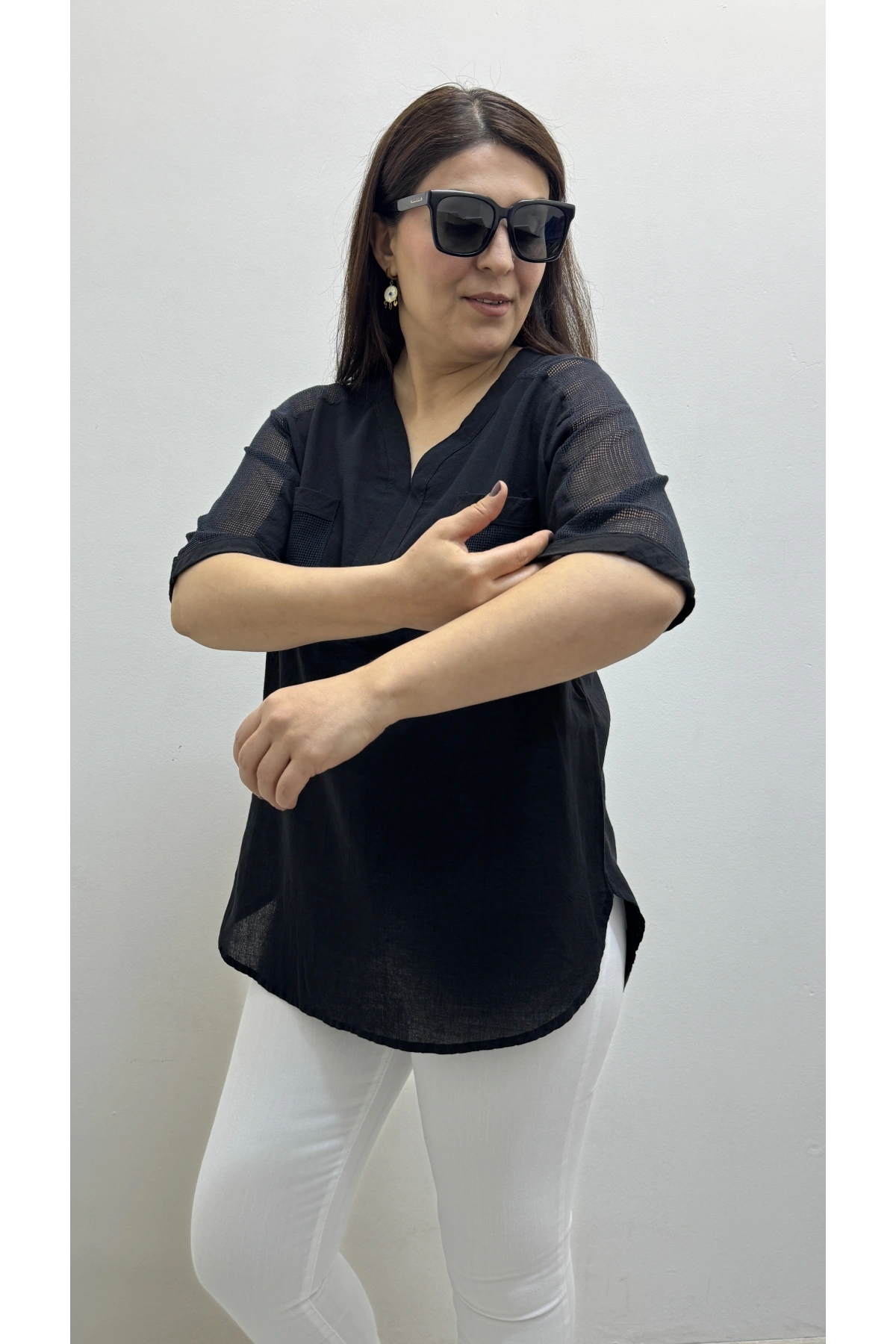 Omuz File Detaylı V Yaka Siyah Pamuklu Bluz
