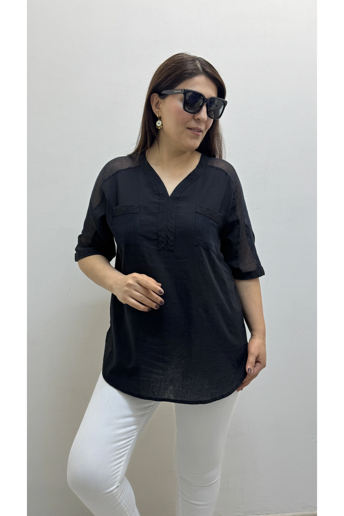 Omuz File Detaylı V Yaka Siyah Pamuklu Bluz