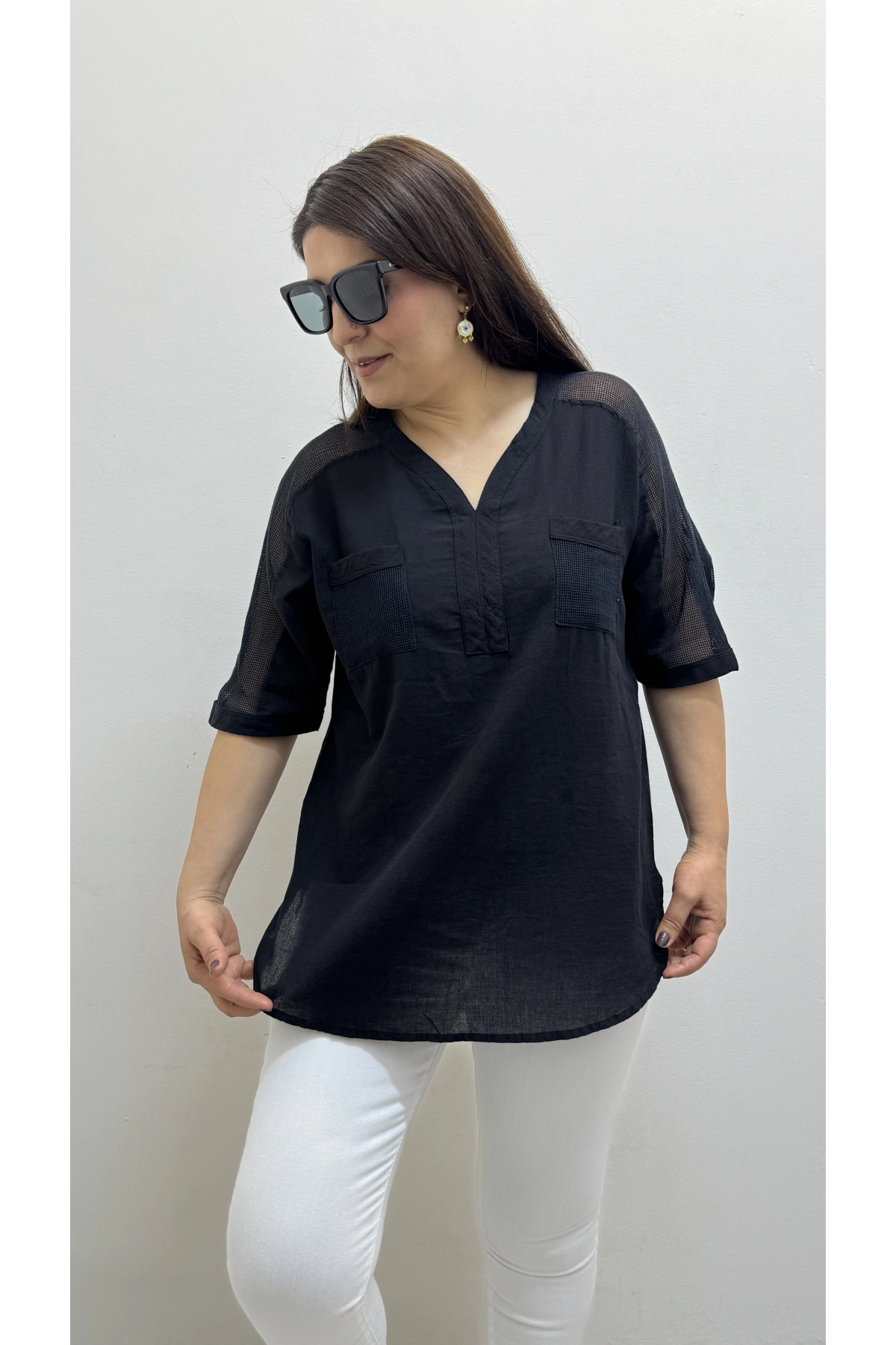 Omuz File Detaylı V Yaka Siyah Pamuklu Bluz