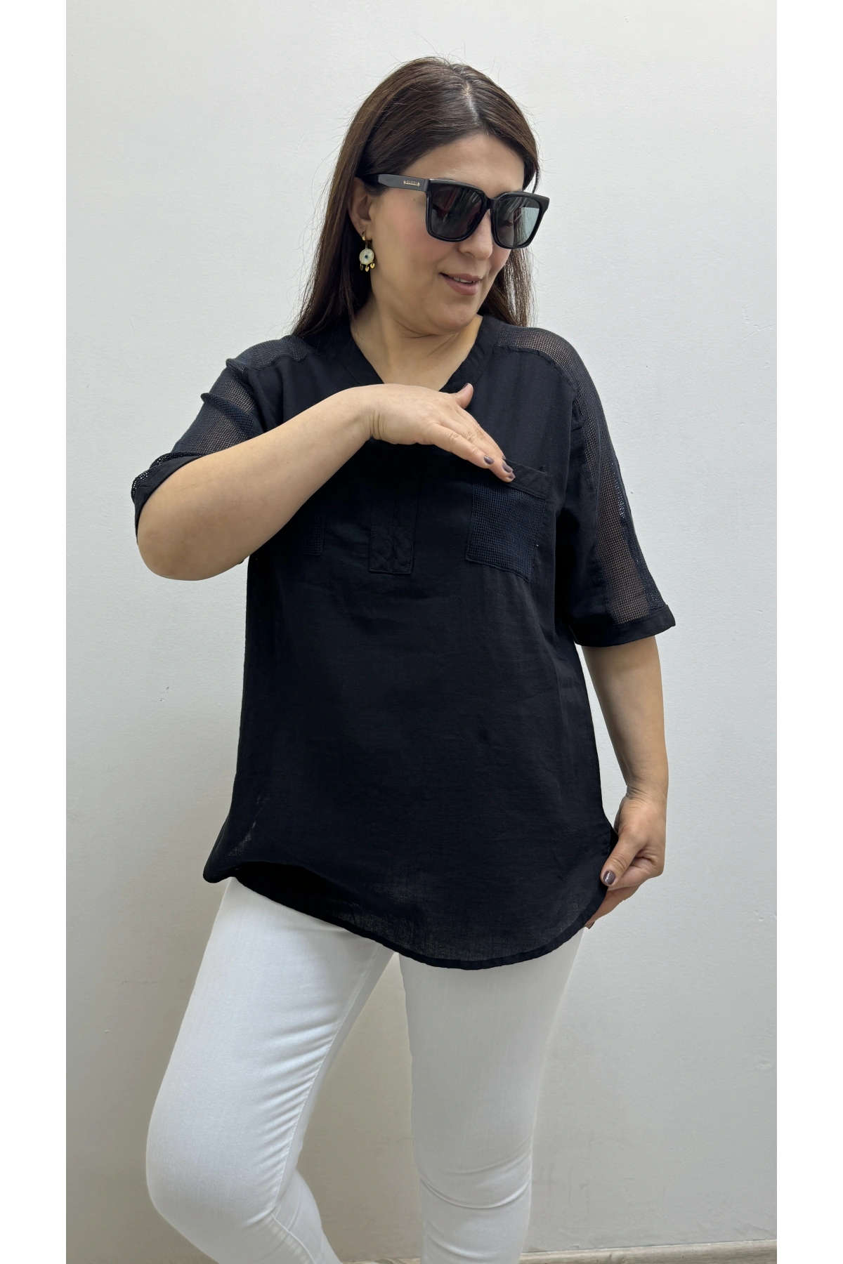Omuz File Detaylı V Yaka Siyah Pamuklu Bluz