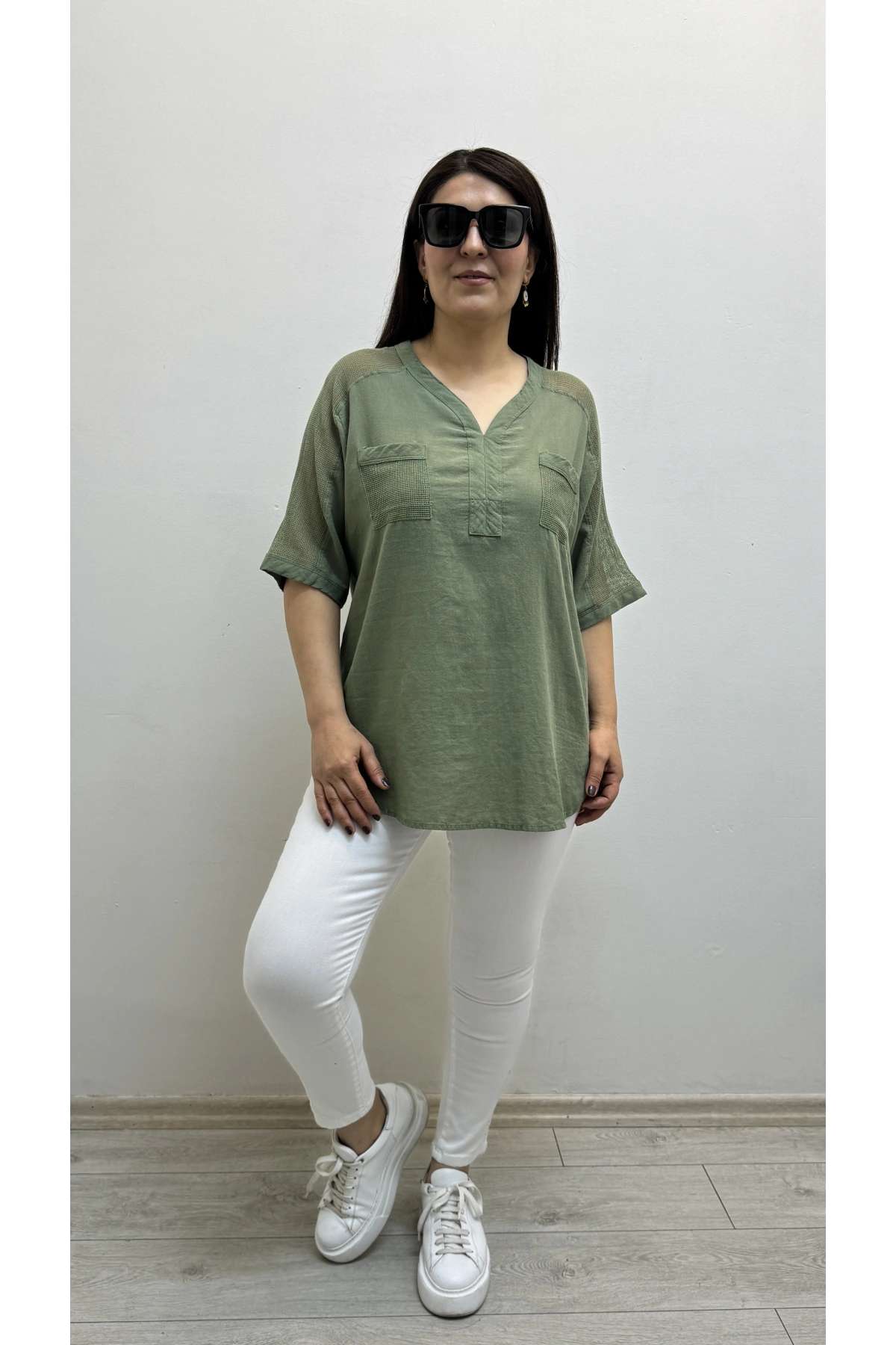 Omuz File Detaylı V Yaka Haki Yeşil Pamuklu Bluz