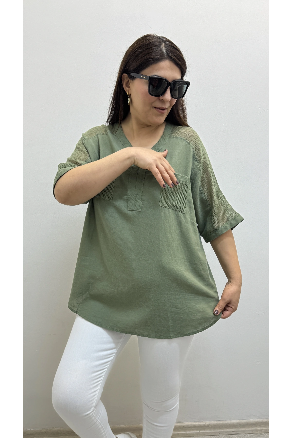 Omuz File Detaylı V Yaka Haki Yeşil Pamuklu Bluz